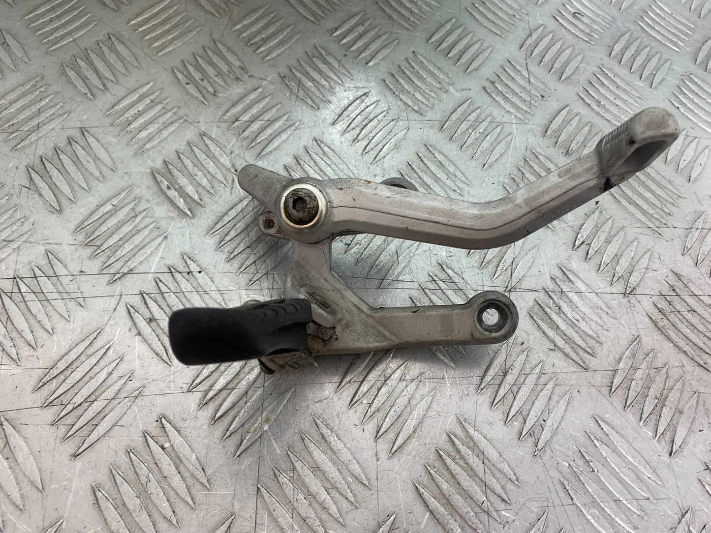 KTM 990 SUPER DUKE FRONT RIGHT HANGER AND PEG & PEDAL  YEAR 2007-2011  (CMB1207)