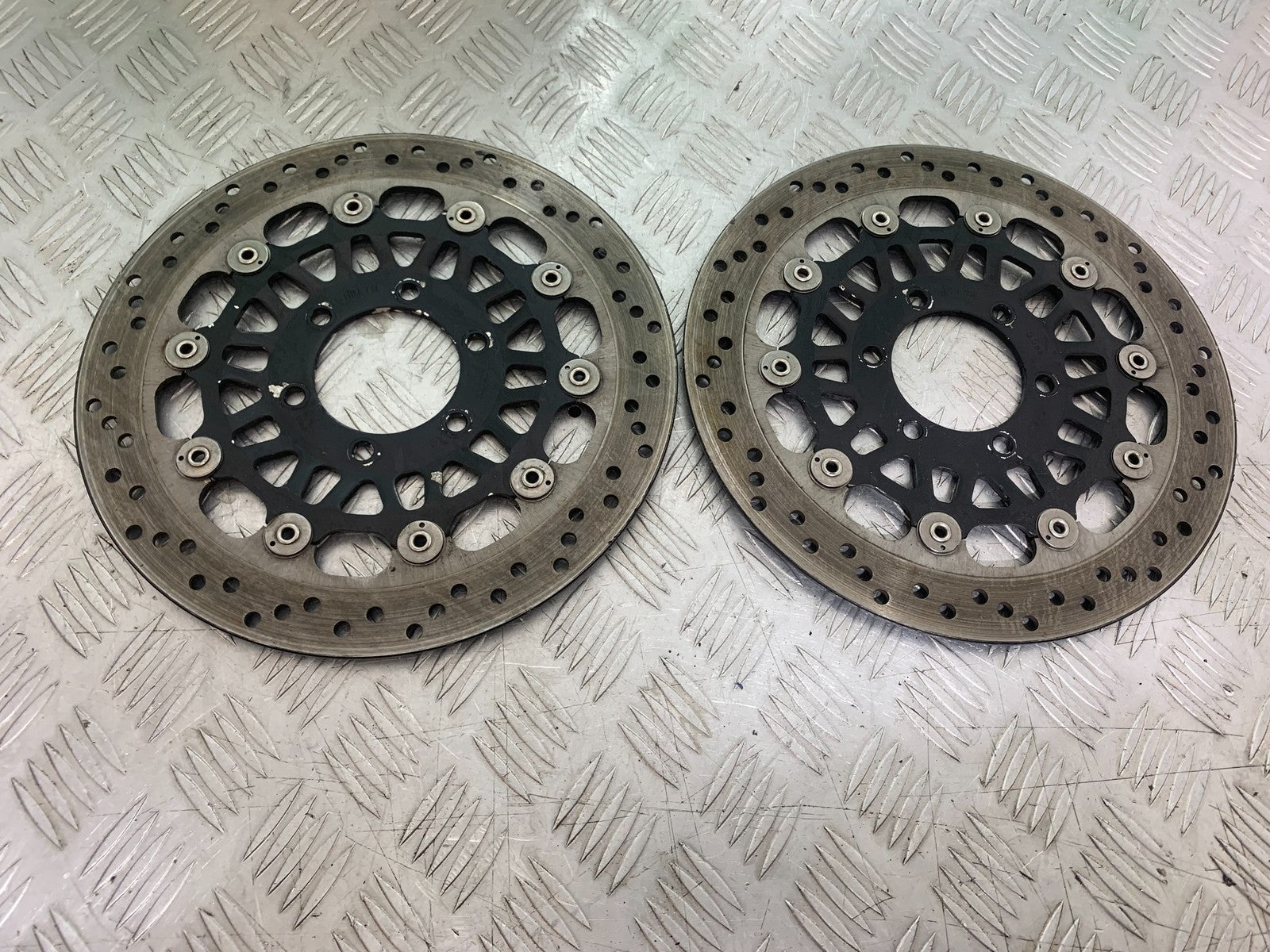 TRIUMPH 955i SPRINT ST FRONT BRAKE DISCS    1999-2004 (CMB1176)