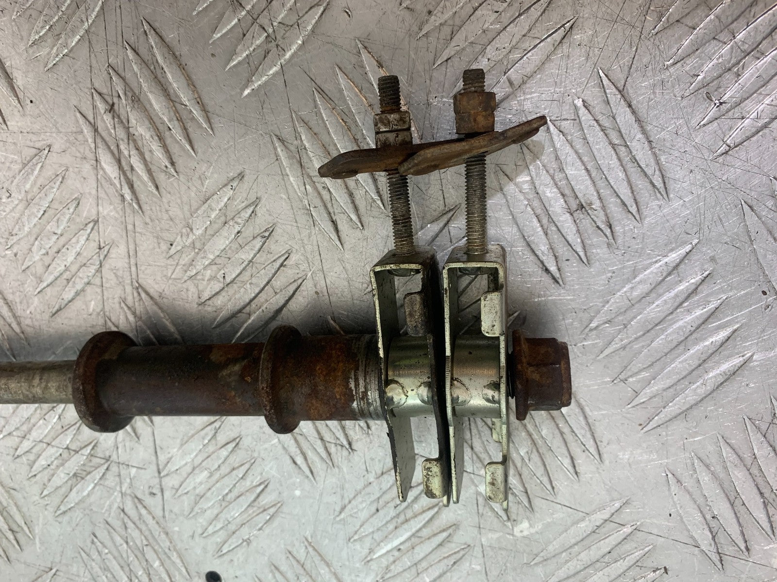 YAMAHA YS125 YS 125 REAR WHEEL SPINDLE & ADJUSTERS YEAR 2017-2021 (CMB1321)