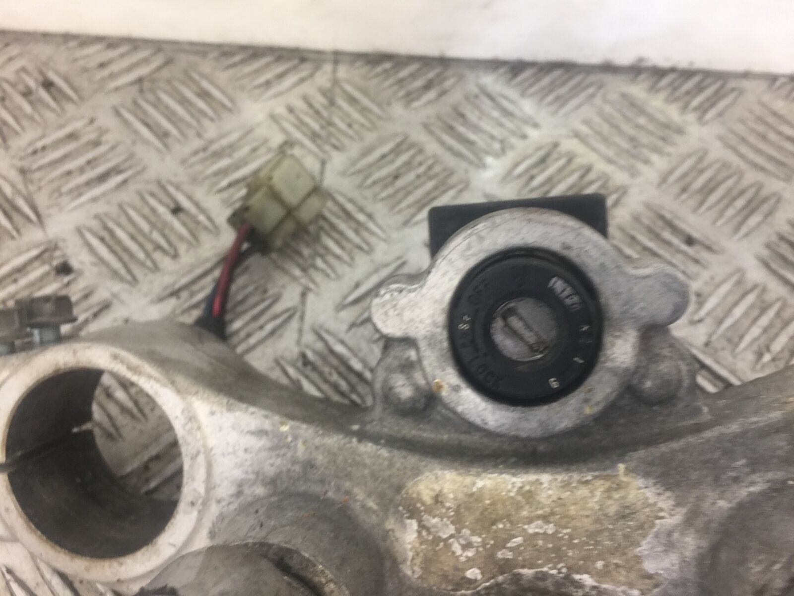 HONDA XL1000 VARADERO TOP YOKE LOCKS (NO KEY)  YEAR 2000 (STOCK 343)