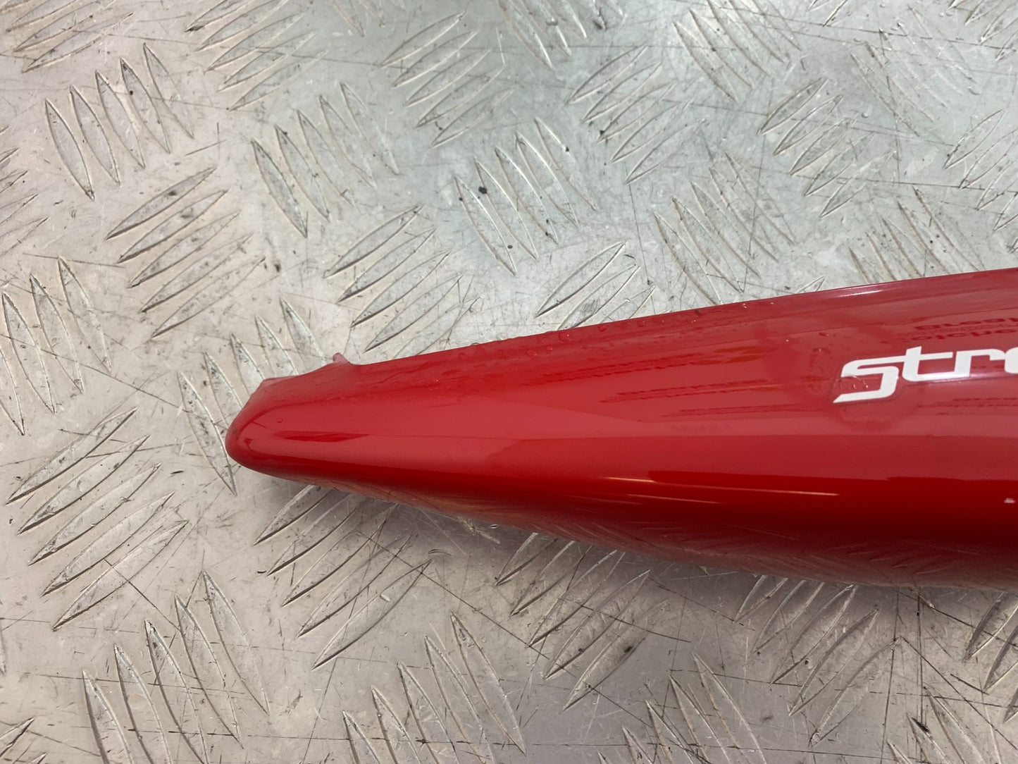 TRIUMPH 675 STREET TRIPLE R RIGHT SEAT PANEL YEAR 2013 - 2016 (CMB1221)