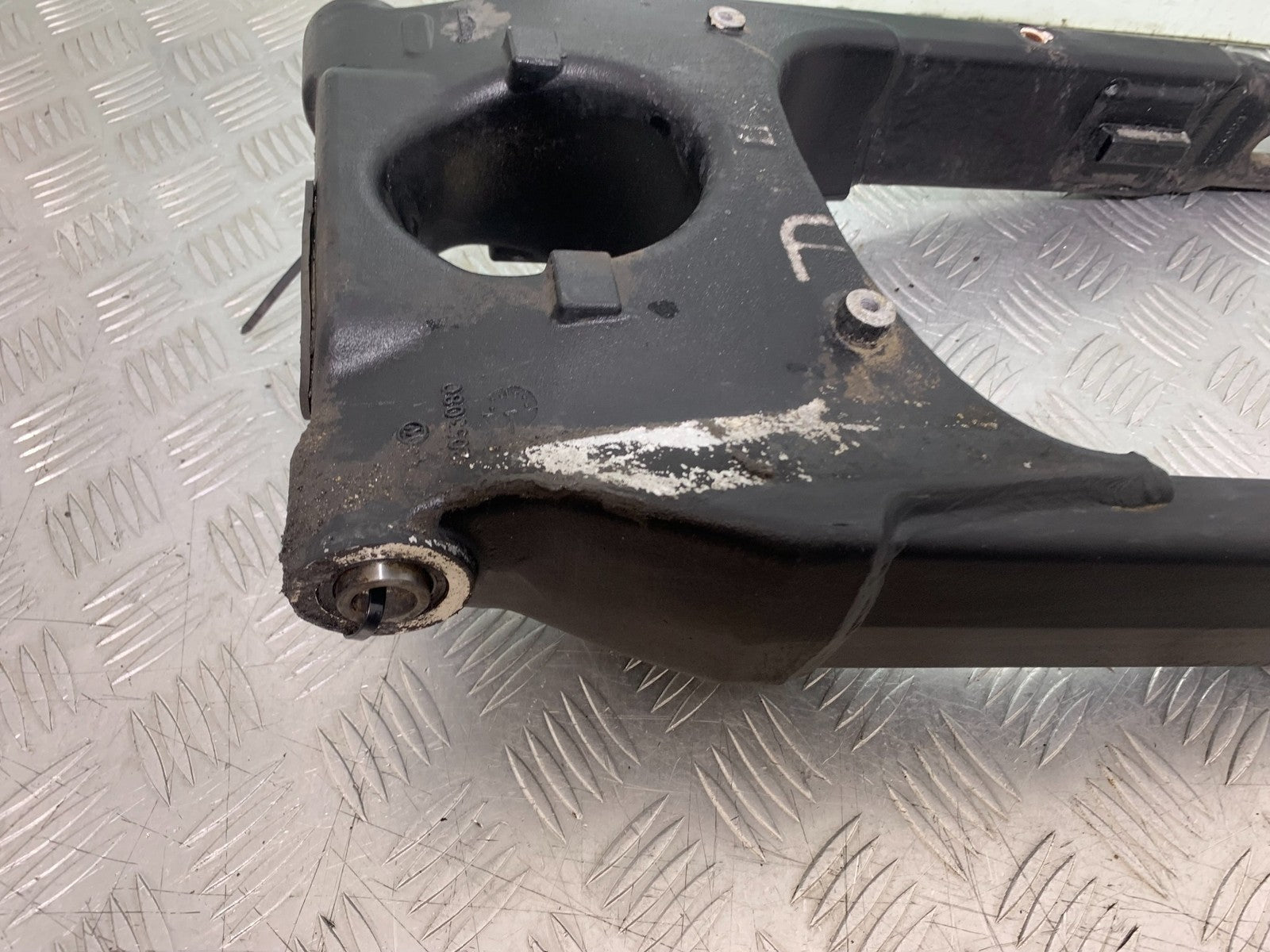 TRIUMPH 955i DAYTONA SWINGARM   YEAR 2002-2006 (CMB1229)