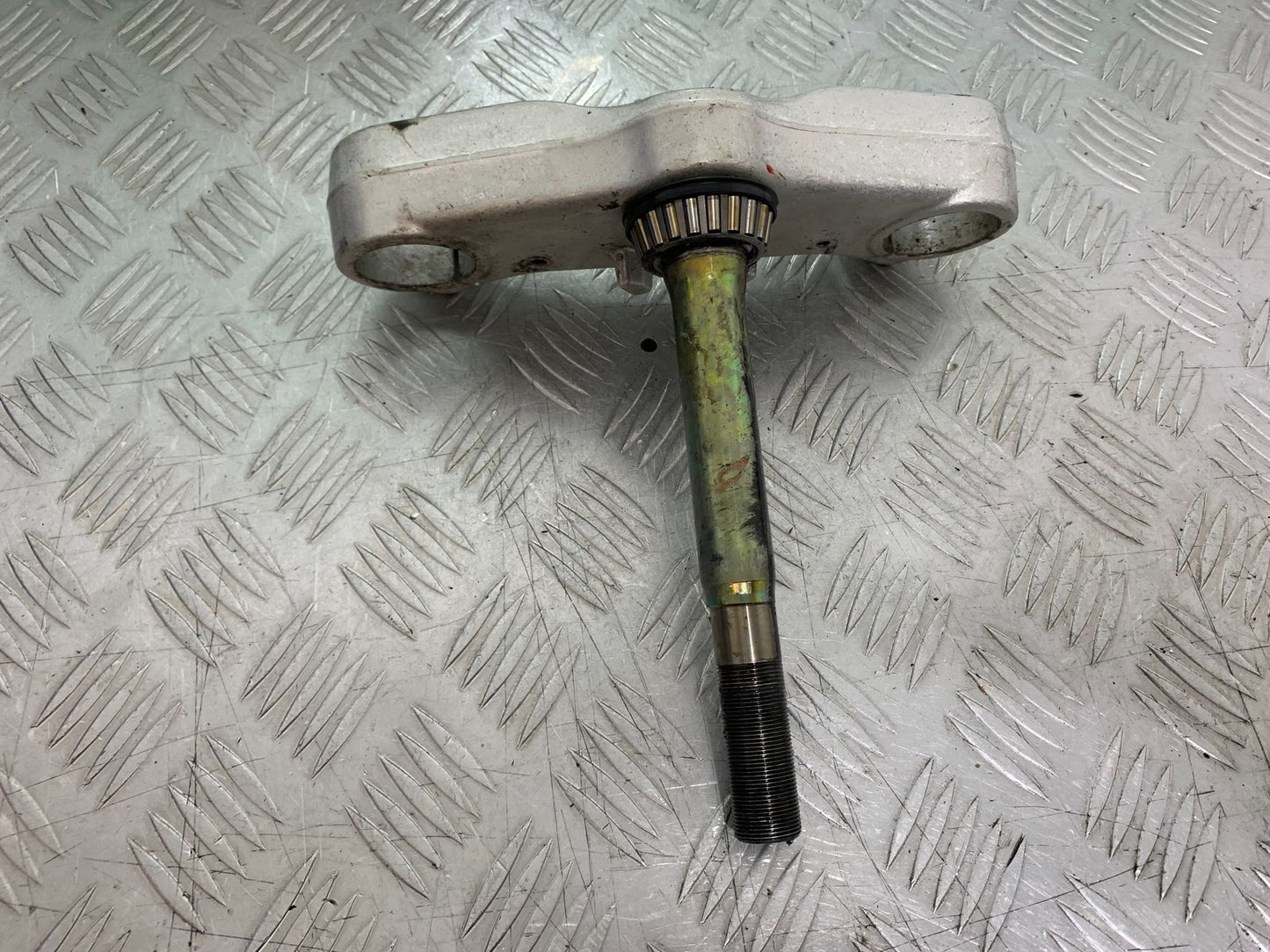 TRIUMPH 955i DAYTONA BOTTOM YOKE  YEAR 2002-2006 (CMB1229)