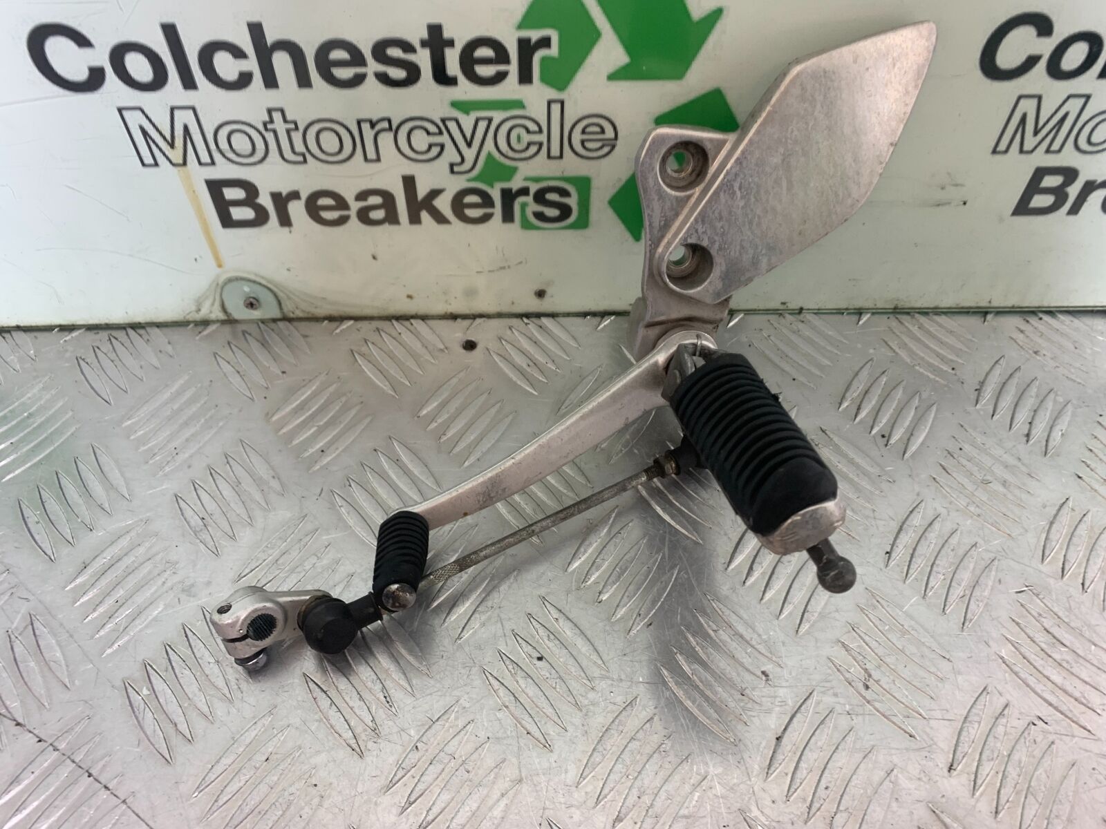 YAMAHA XJR1300 XJR 1300 FRONT LEFT HANGER   YEAR  1999-2003 (CMB1119)