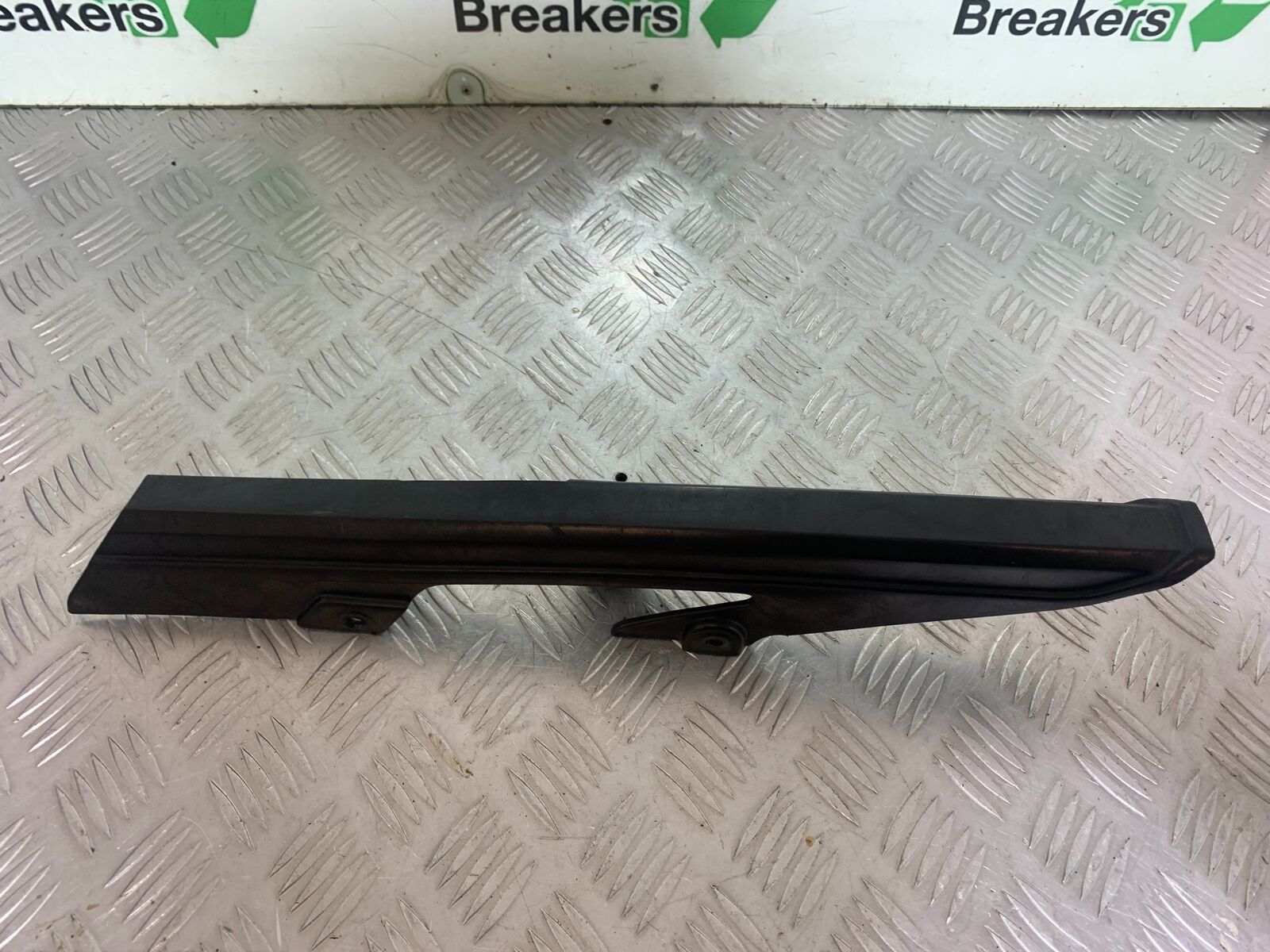 KAWASAKI Z750 ZR750 ZR-7S CHAIN GUARD  YEAR 1999-05 (CMB1135)