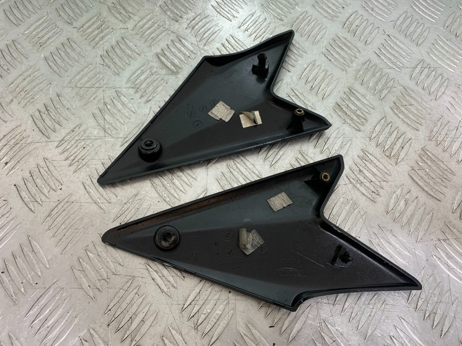 TRIUMPH SPEED TRIPLE R 1050 LEFT AND RIGHT SIDE INFILL PANELS 2009 (CMB1183)