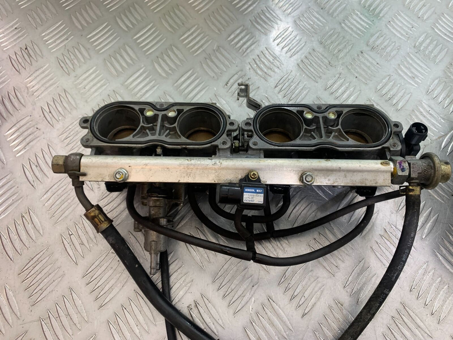 HONDA CBR1100 BLACKBIRD THROTTLE BODIES   YEAR 1999-2005 (CMB1103)