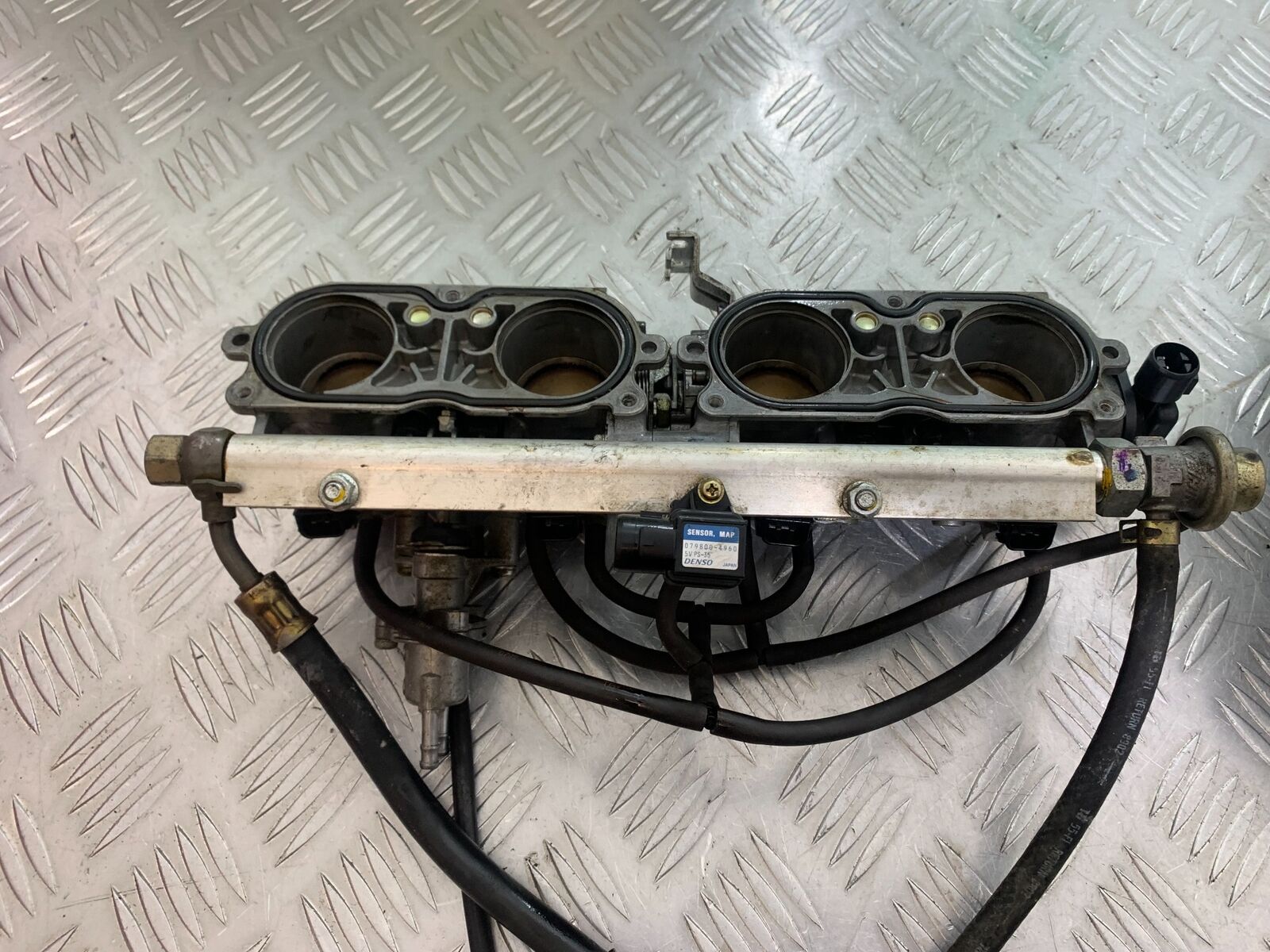HONDA CBR1100 BLACKBIRD THROTTLE BODIES   YEAR 1999-2005 (CMB1103)