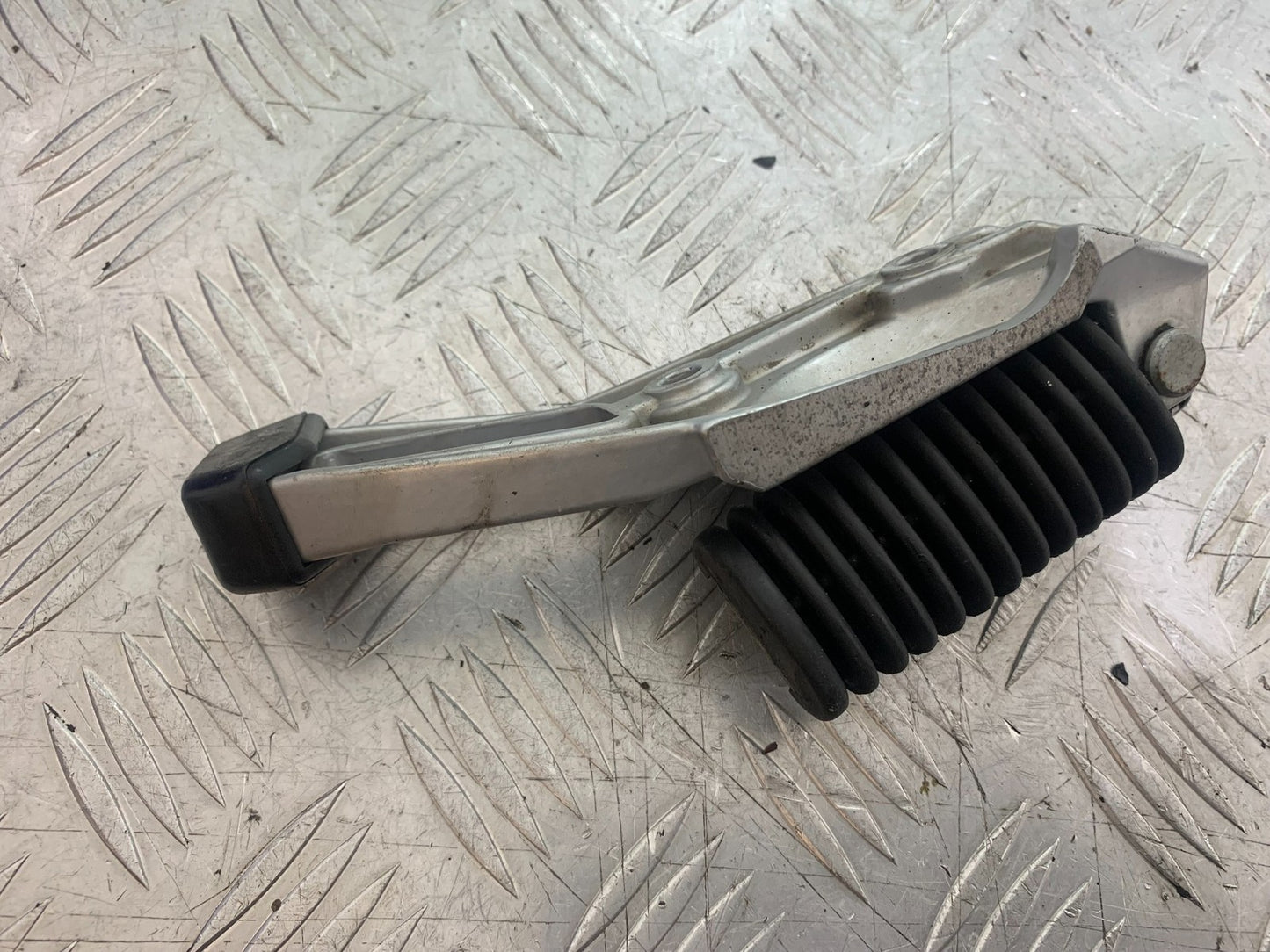 BMW R850 R R850R RIGHT REAR PEG AND BRACKET   YEAR 1994-2002 (CMB1170)