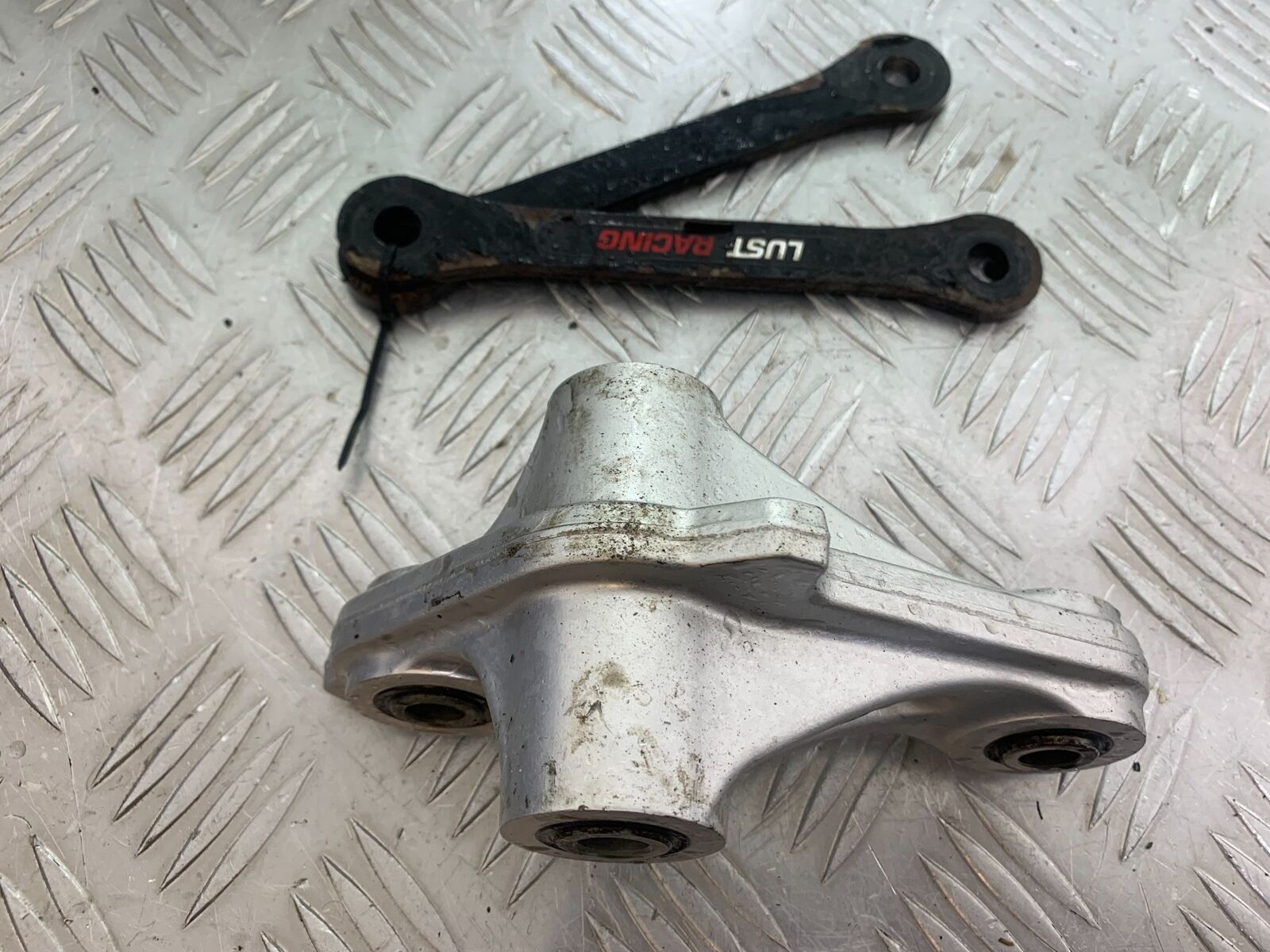TRIUMPH TIGER 800 REAR SHOCK LINKAGE  YEAR 2011-2014 (CMB1113)