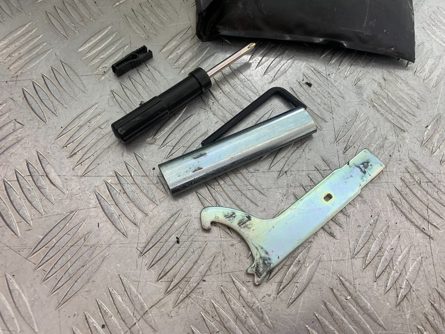 HONDA CBR1000 rr FIREBLADE TOOL KIT   2012-2016 (CMB1280)