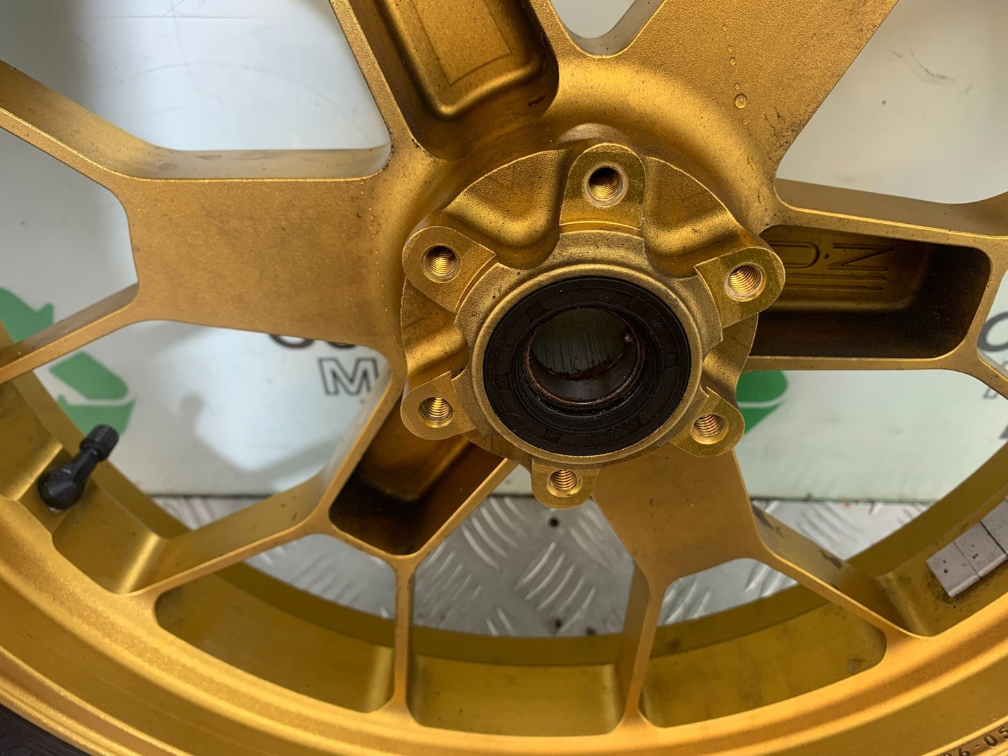 APRILIA RSV1000 R FACTORY OZ FRONT WHEEL   2004-09 (CMB1203)