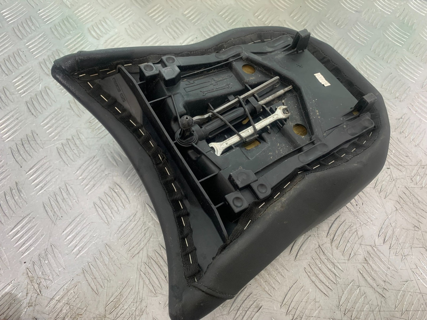 BMW R1200 R 1200 GS REAR SEAT  YEAR 2013-2016 (CMB1257)