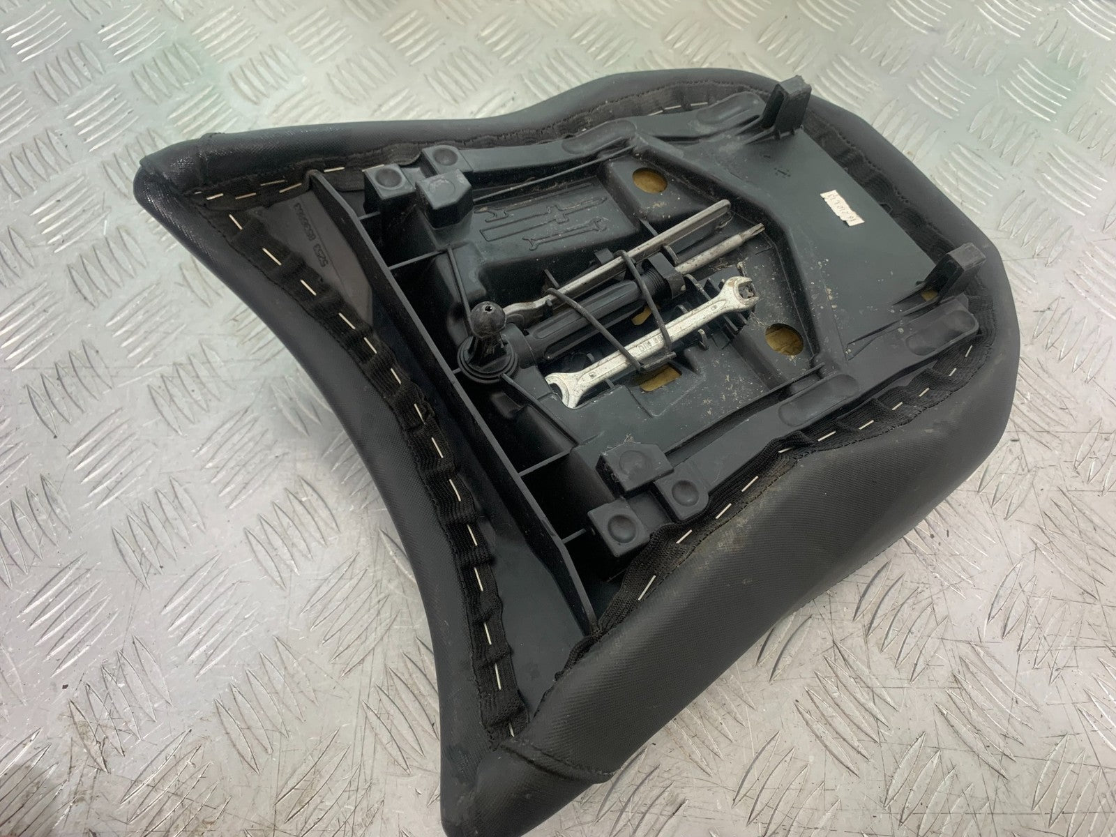 BMW R1200 R 1200 GS REAR SEAT  YEAR 2013-2016 (CMB1257)