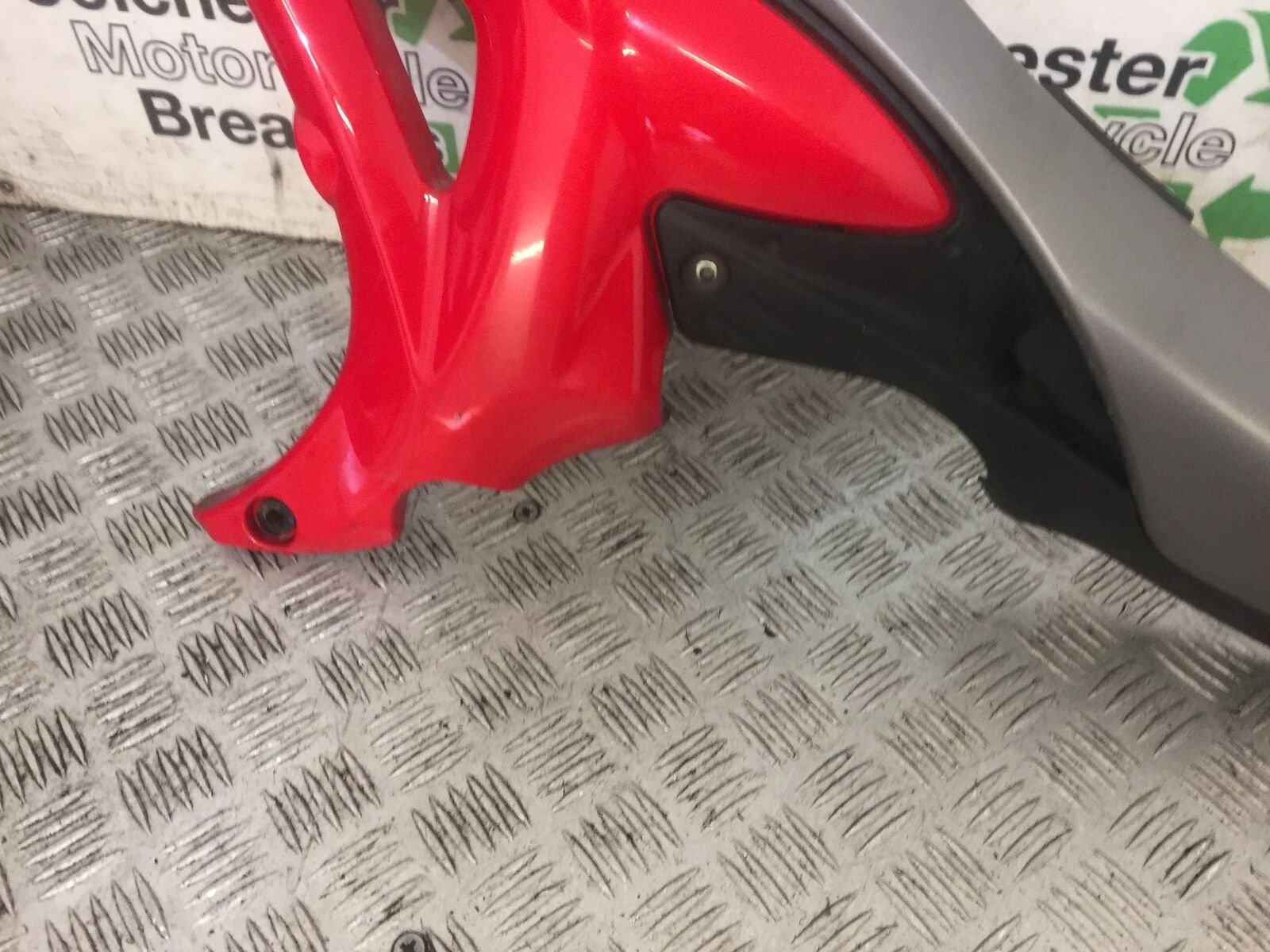 SUZUKI SFV650 SFV 650 GLADIUS LEFT SEAT PANEL  2009-15 (STOCK 709)