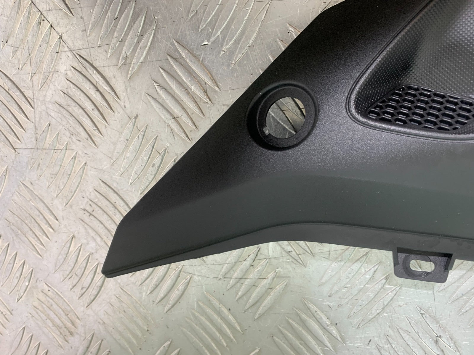 TRIUMPH TRIDENT 660 LEFT SEAT PANEL   YEAR 2021-2024 (CMB1295)