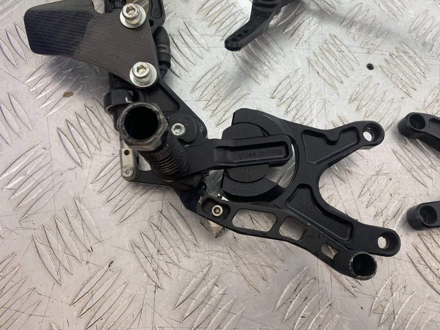 YAMAHA YZF R1 4C8 GILES ADJUSTABLE REARSETS  YEAR 2007-2008 (CMB1237)