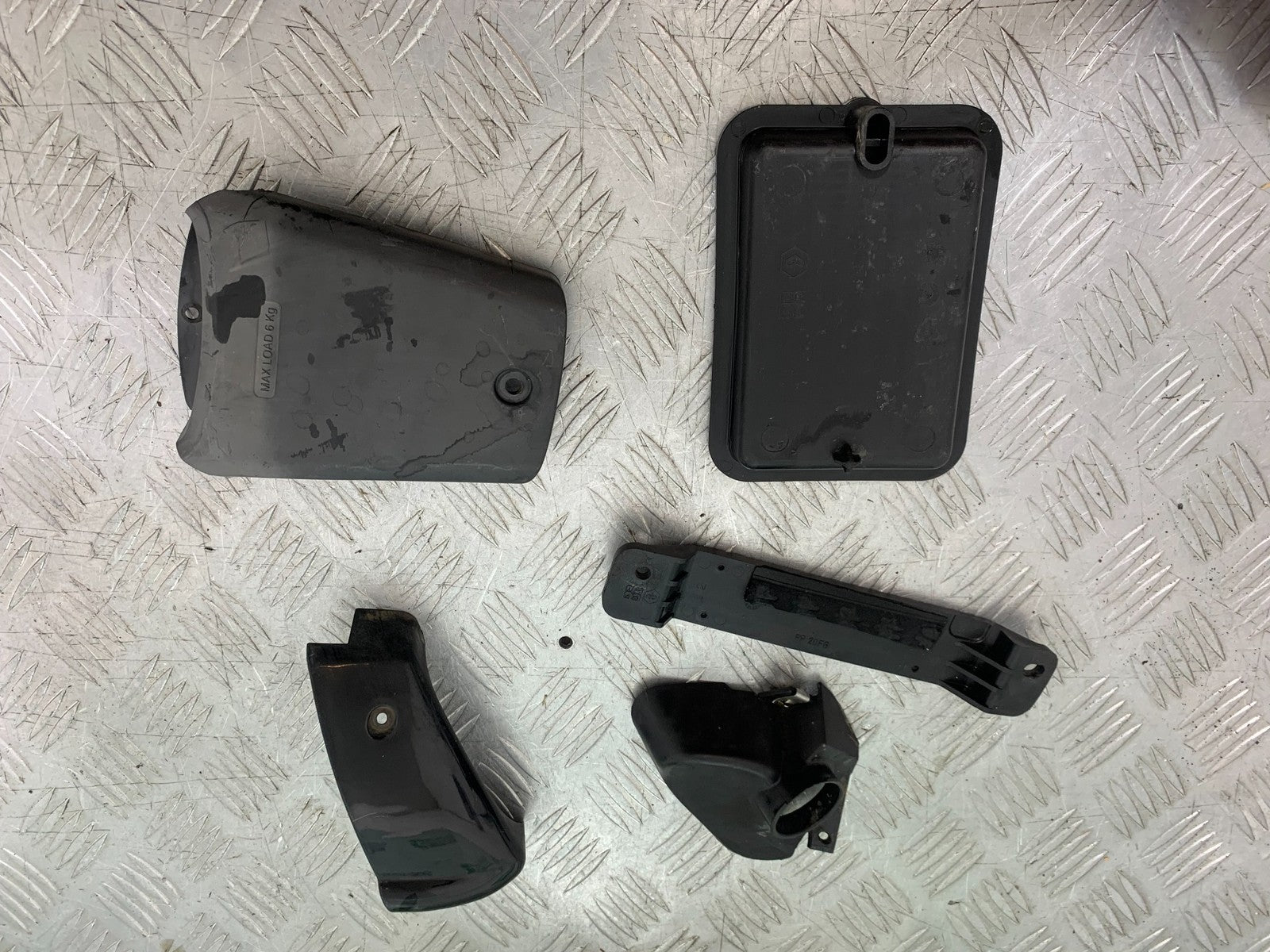PIAGGIO VESPA GT125 L LEFT AND RIGHT INNER INFILLS YEAR 2003 (CMB1300)