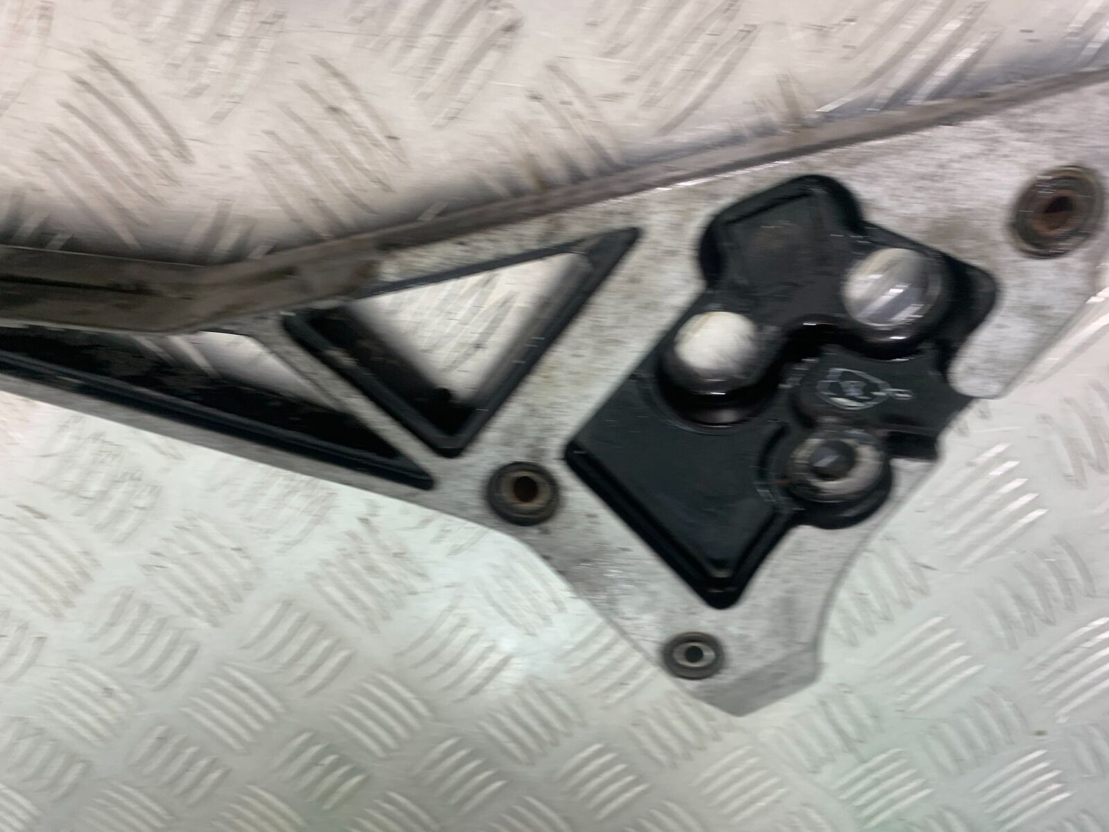 YAMAHA FJ1100 FJ 1100 LEFT HANGER   YEAR 1984-1985 (CMB1101)
