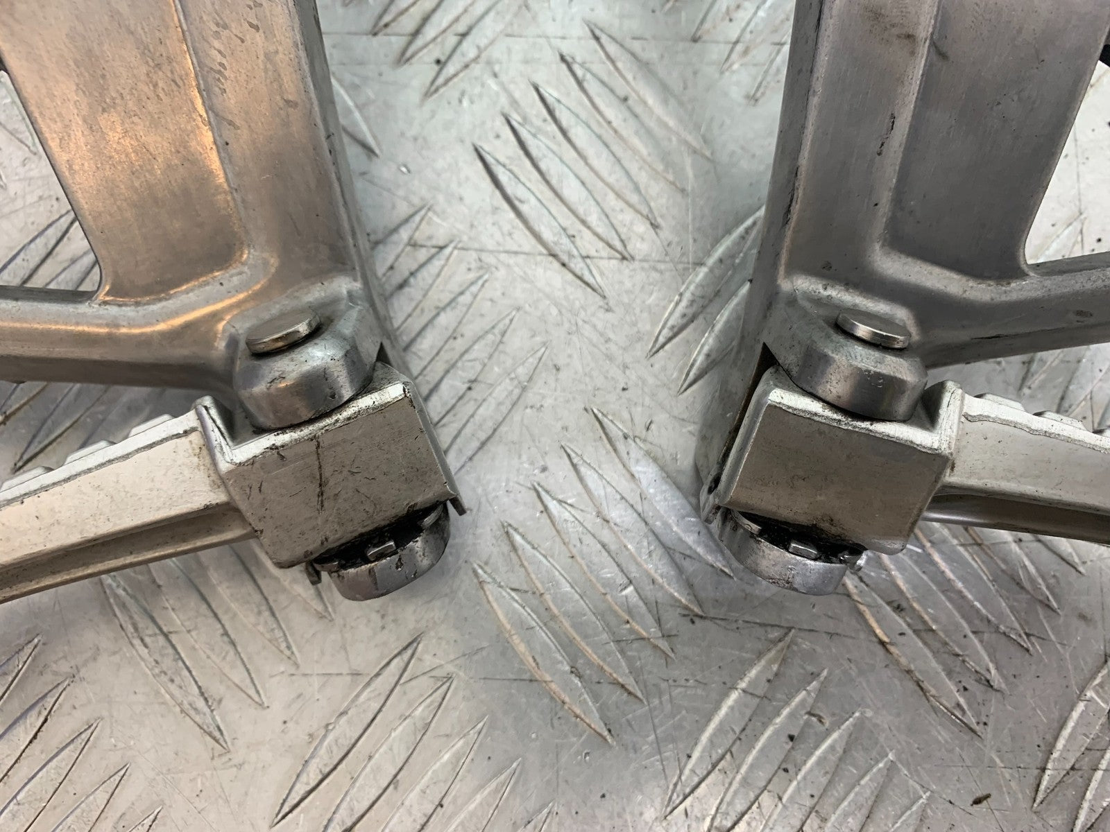 TRIUMPH SPEED TRIPLE R 1050 REAR HANGERS AND PEGS   2009 (CMB1183)