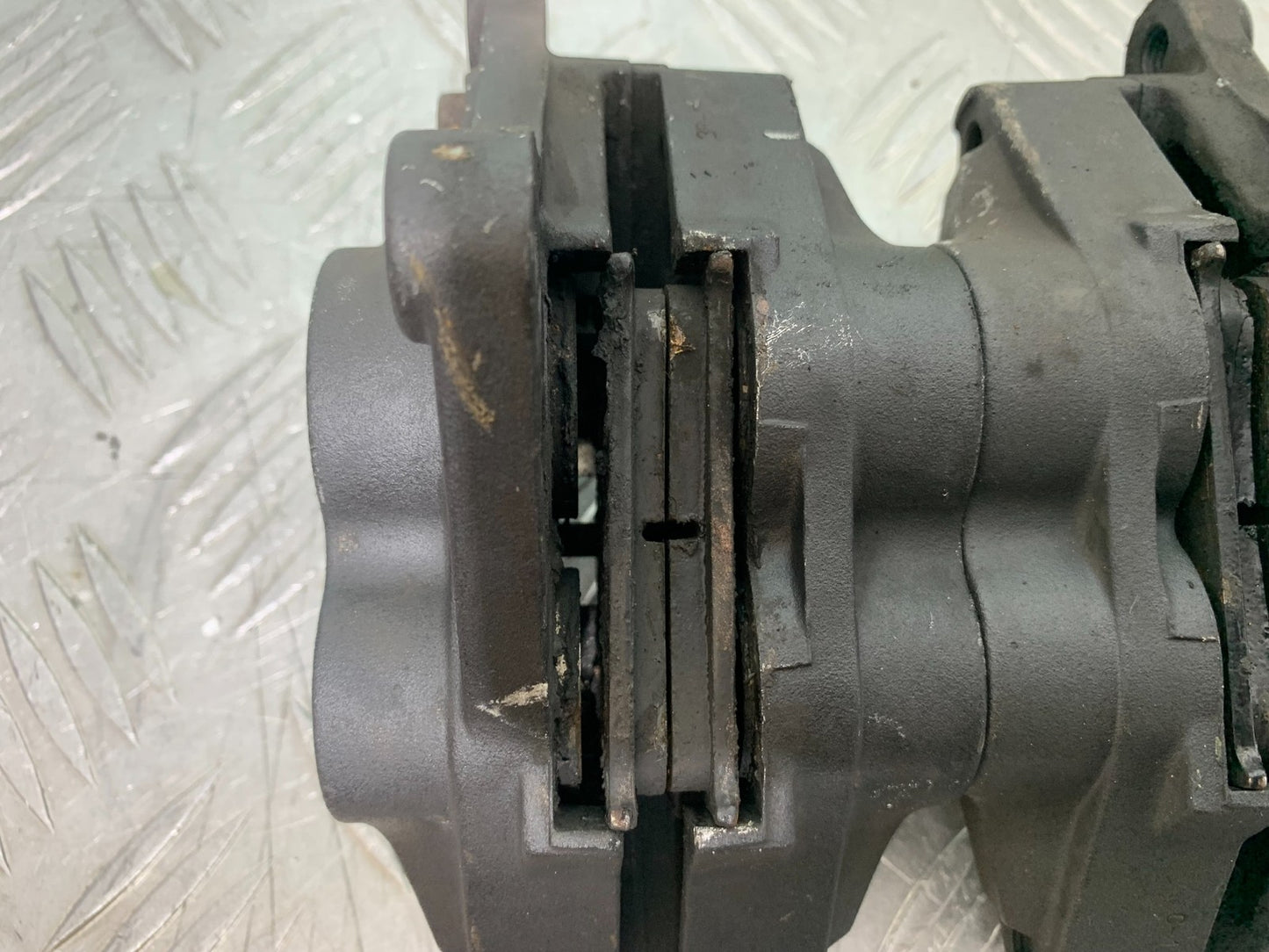 TRIUMPH 955i SPRINT ST FRONT BRAKE CALIPERS YEAR 1999-04 (CMB1230)