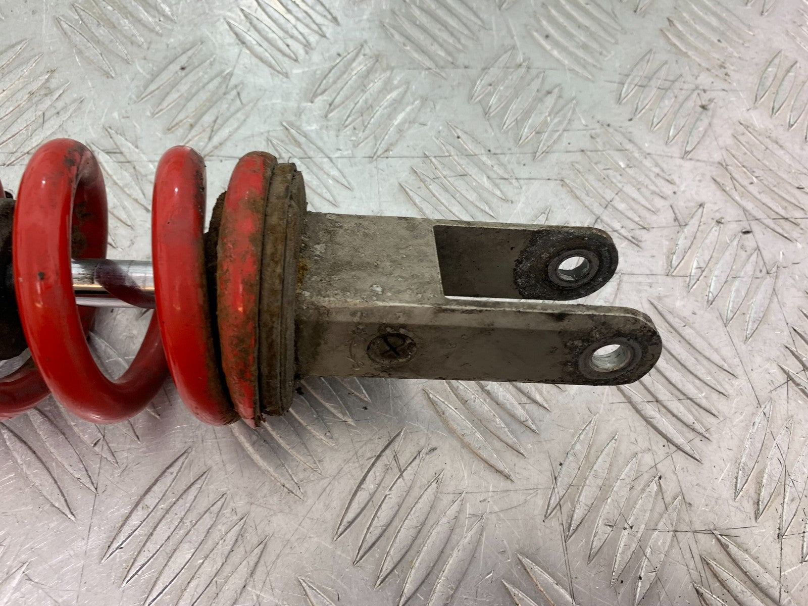 TRIUMPH 955i DAYTONA REAR SHOCK  YEAR 2002-2006 (CMB1229)