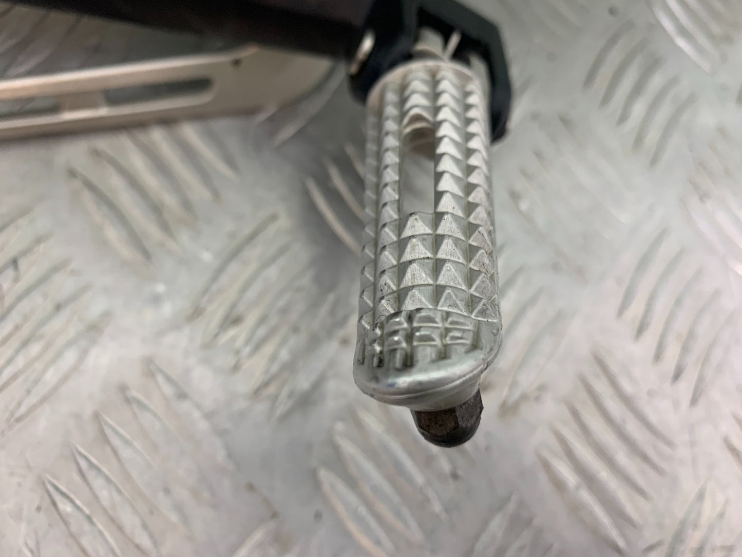 TRIUMPH 675 STREET TRIPLE R FRONT LEFT HANGER PEG LEVER  YEAR 2013-16 (CMB1221)