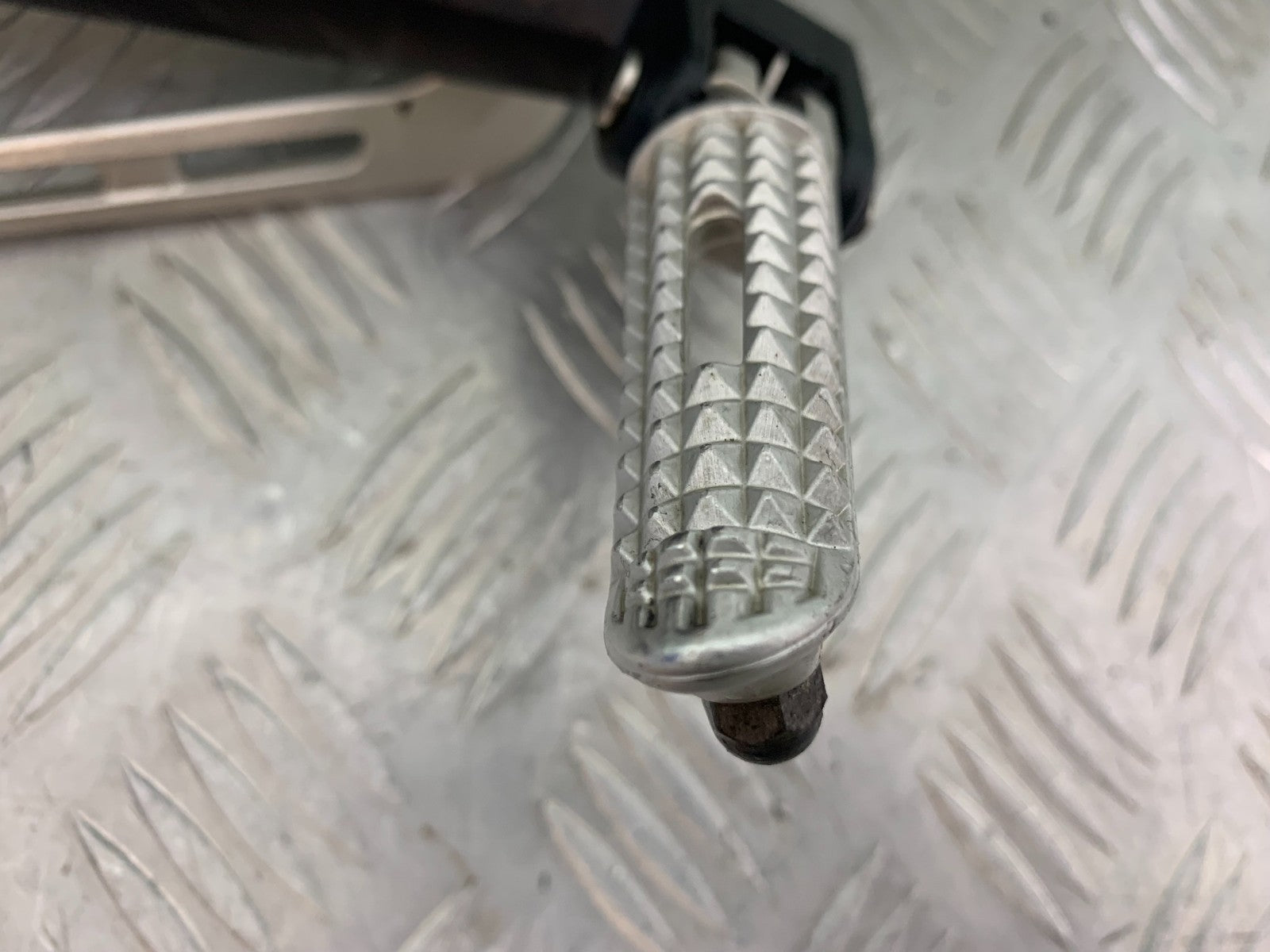 TRIUMPH 675 STREET TRIPLE R FRONT LEFT HANGER PEG LEVER  YEAR 2013-16 (CMB1221)