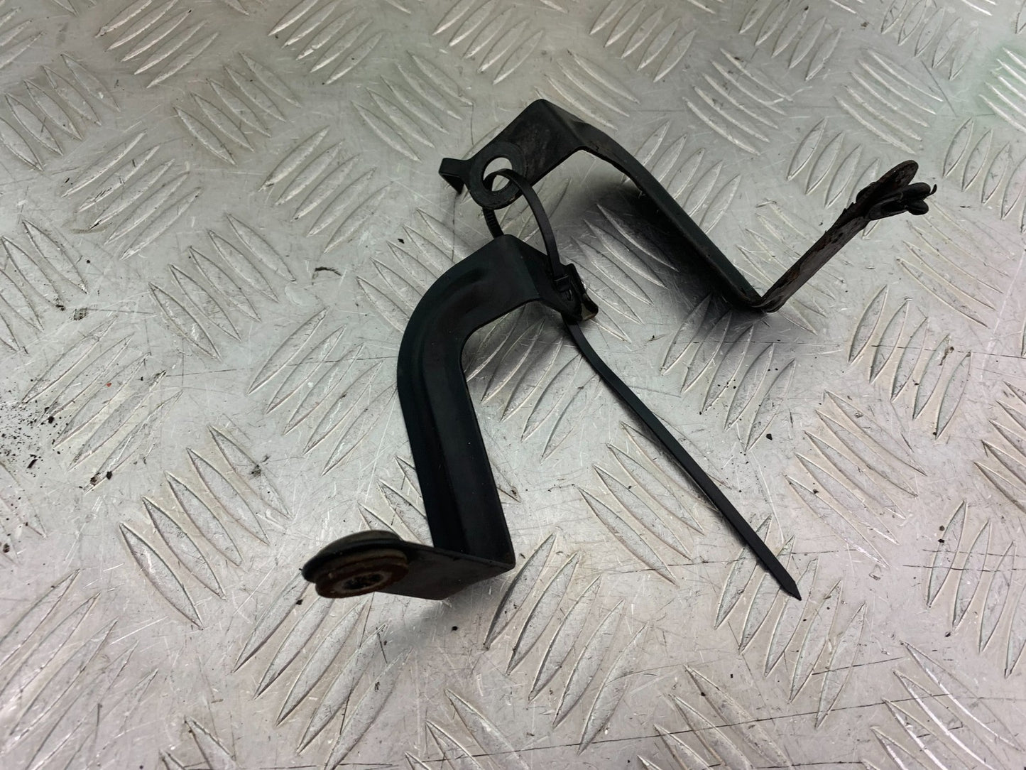 TRIUMPH 955i SPRINT ST OIL COOLER BRACKETS   YEAR 1999-04 (CMB1230)