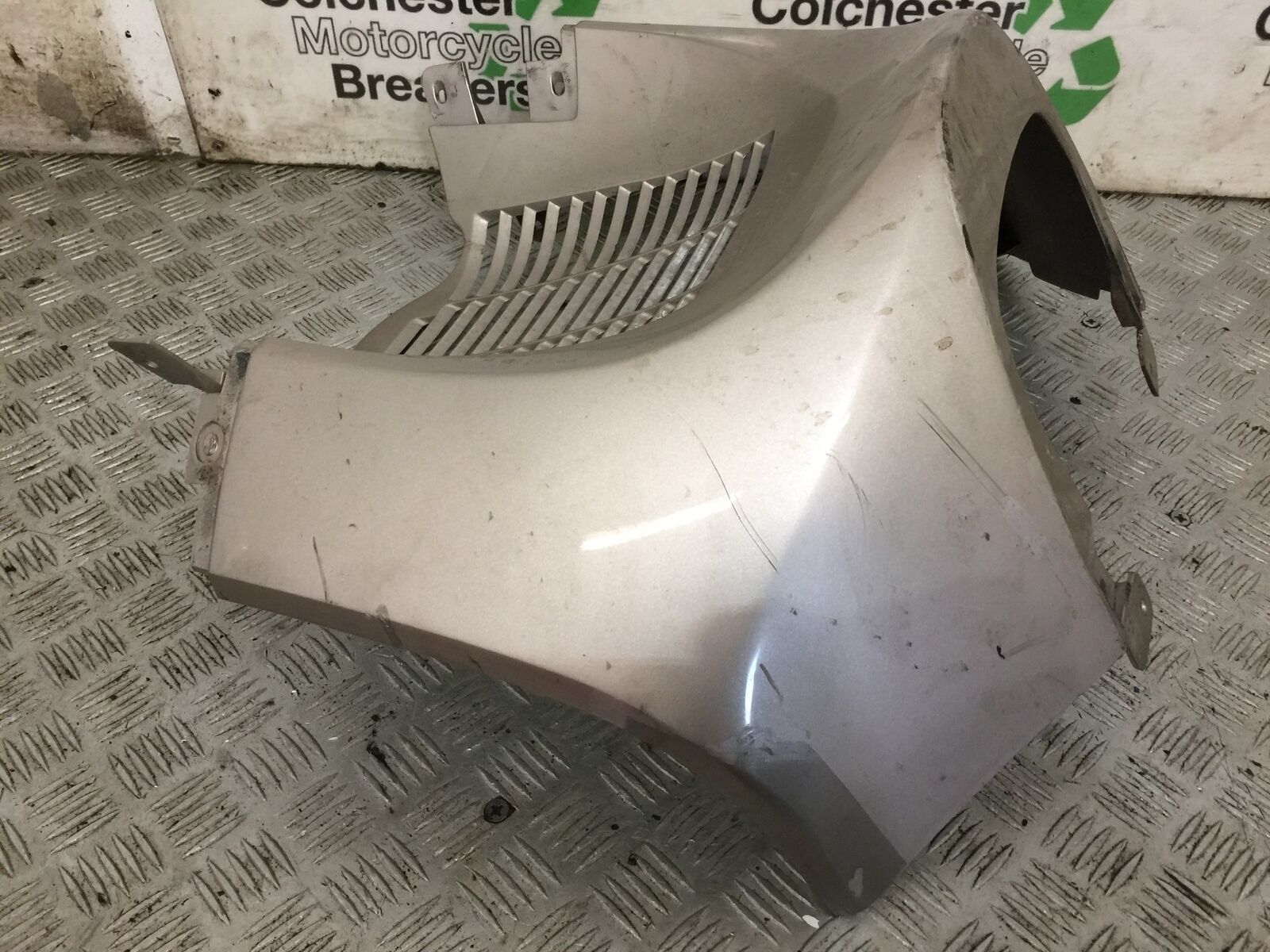 SUZUKI AN 250 BURGMAN RADIATOR COVER PANEL YEAR 1999  (STOCK 881)