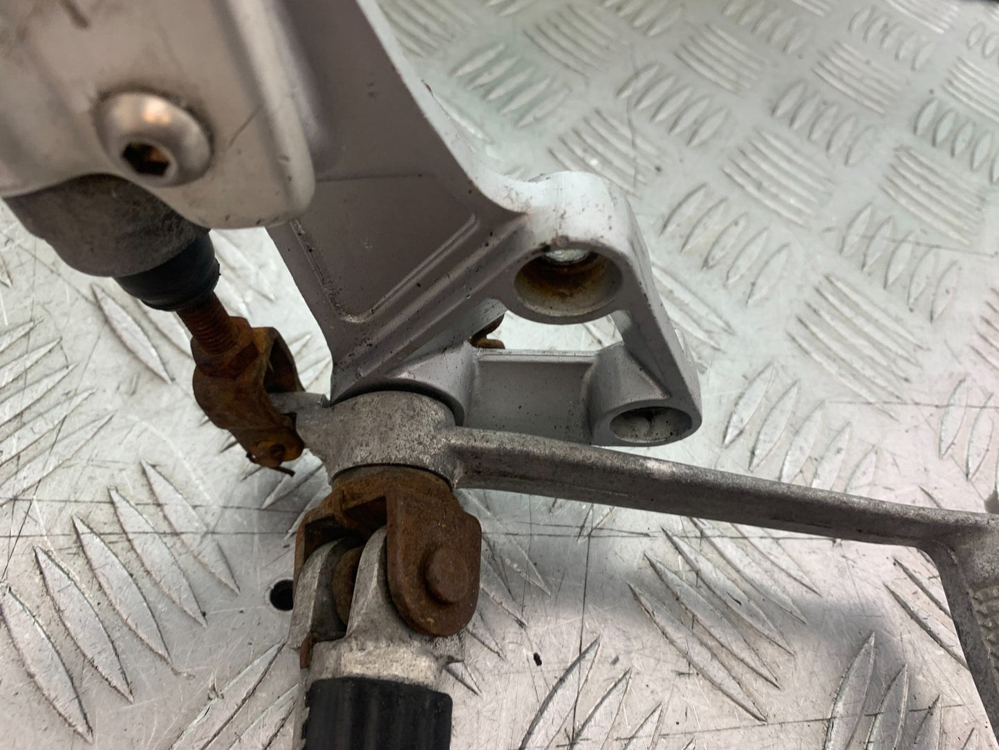 SUZUKI SV650 SV 650 mk1 FRONT RIGHT HANGER   YEAR 1999-2002 (CMB1208)
