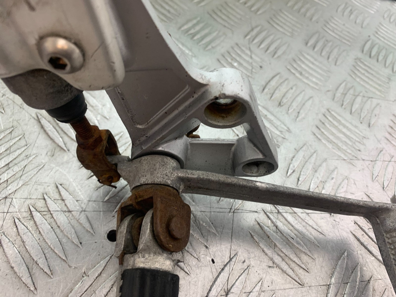 SUZUKI SV650 SV 650 mk1 FRONT RIGHT HANGER   YEAR 1999-2002 (CMB1208)