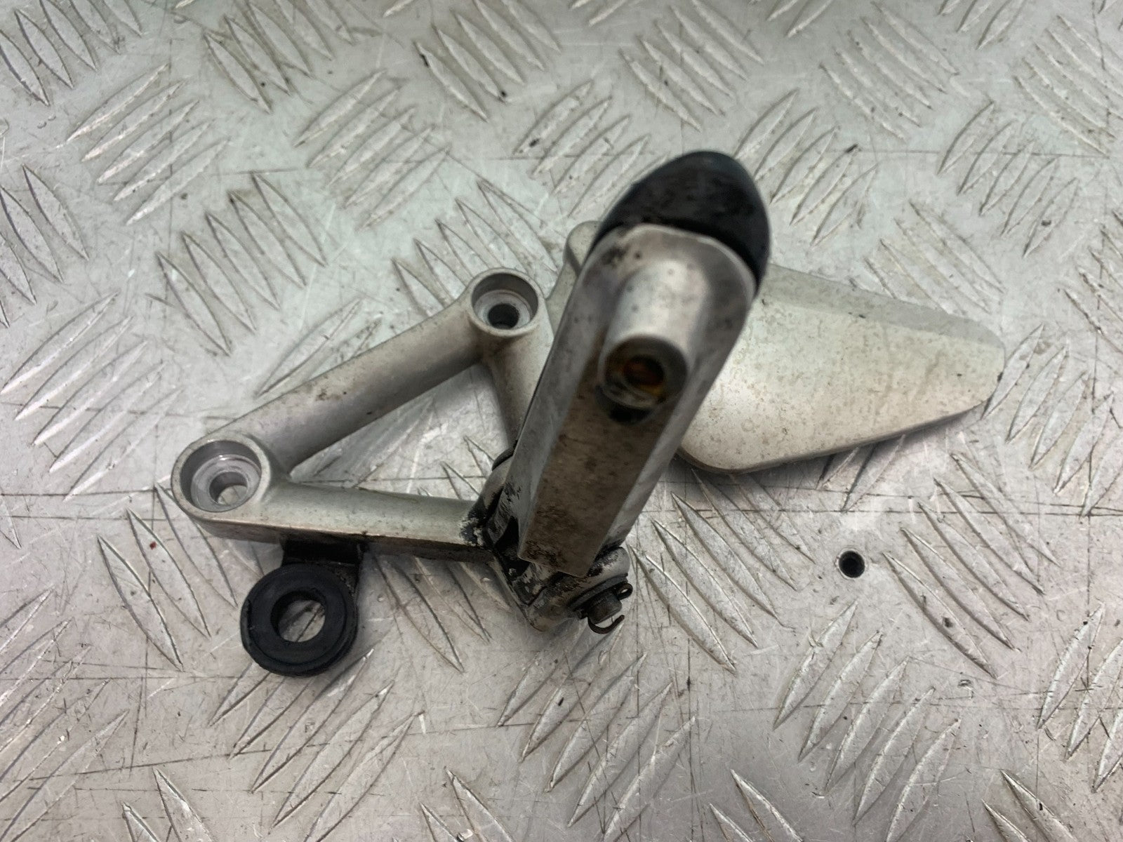 HONDA CBR1100 BLACKBIRD FRONT LEFT HANGER YEAR 1999-2005 (CMB1232)