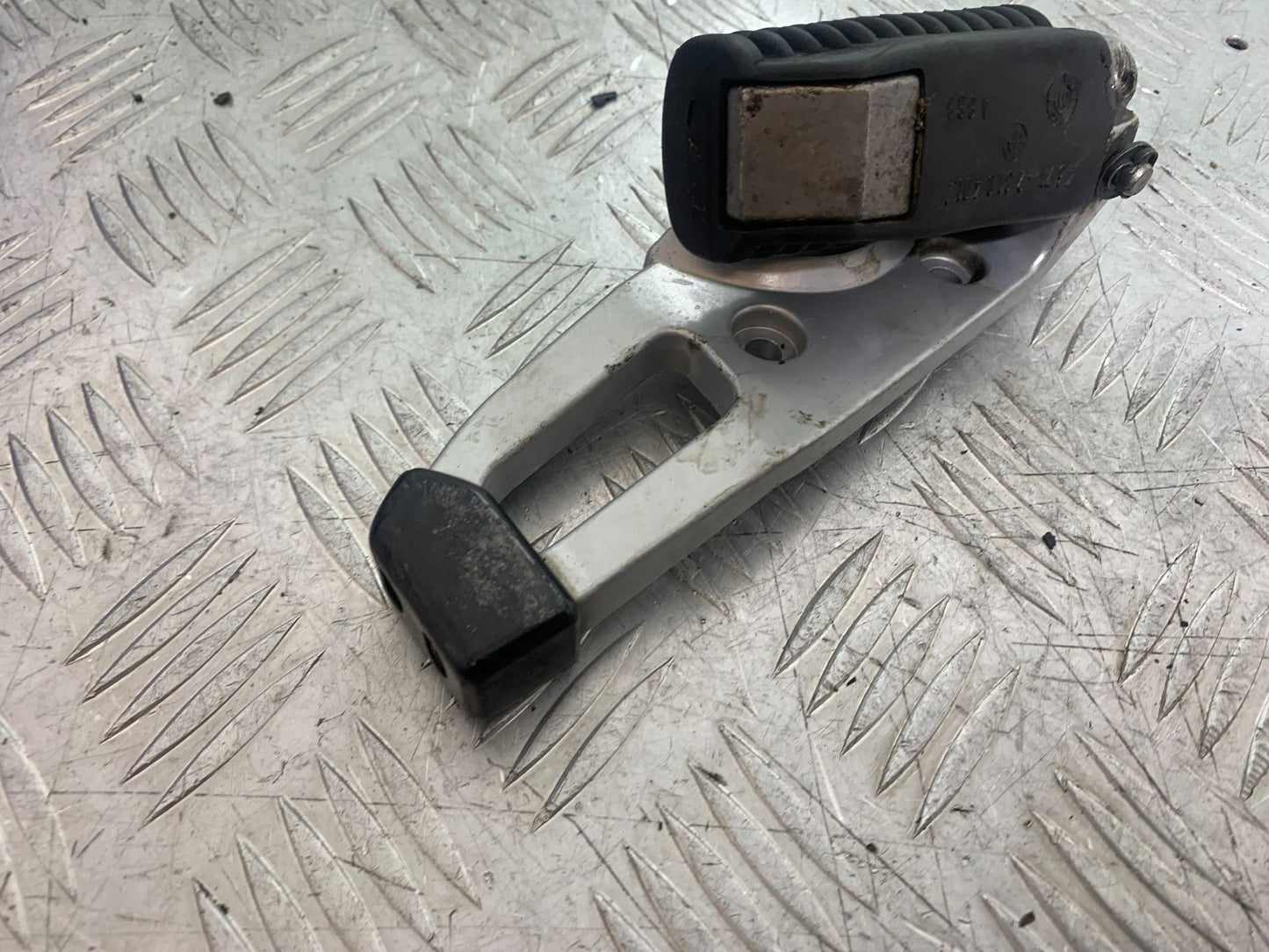 BMW R850 R R850R RIGHT REAR PEG AND BRACKET   YEAR 1994-2002 (CMB1170)