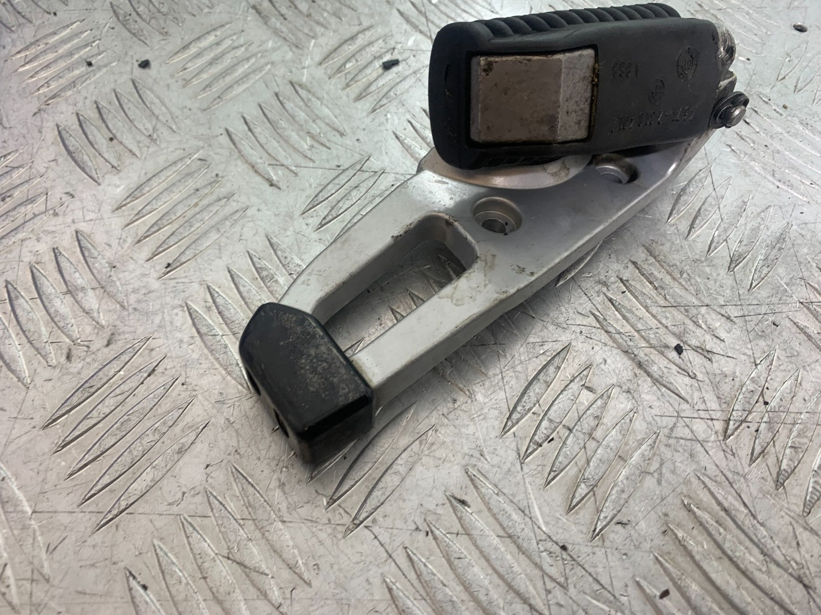 BMW R850 R R850R RIGHT REAR PEG AND BRACKET   YEAR 1994-2002 (CMB1170)