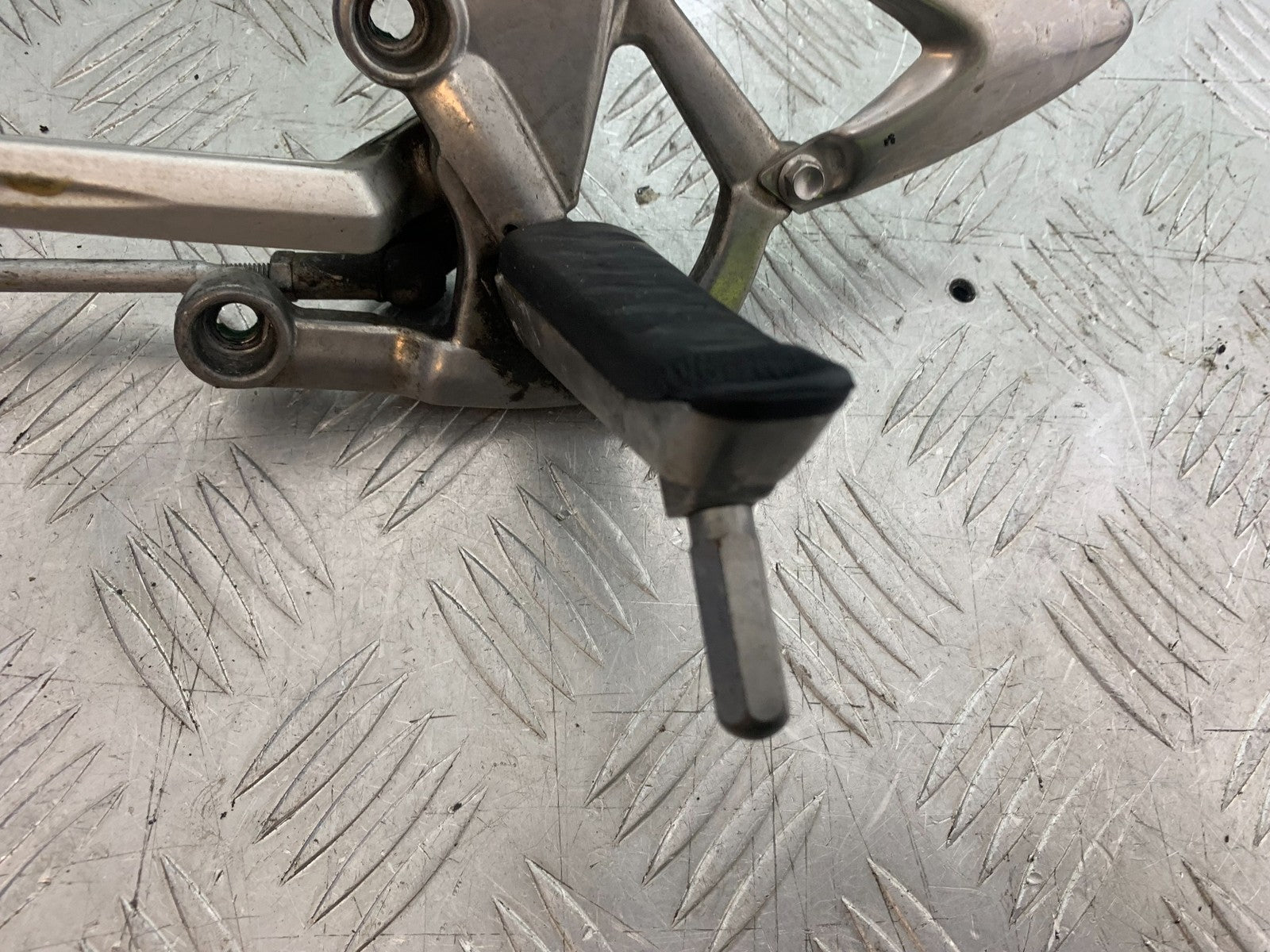 TRIUMPH 1050 SPRINT GT FRONT LEFT HANGER & GEAR LEVER  YEAR 2010-2016 (CMB1250)