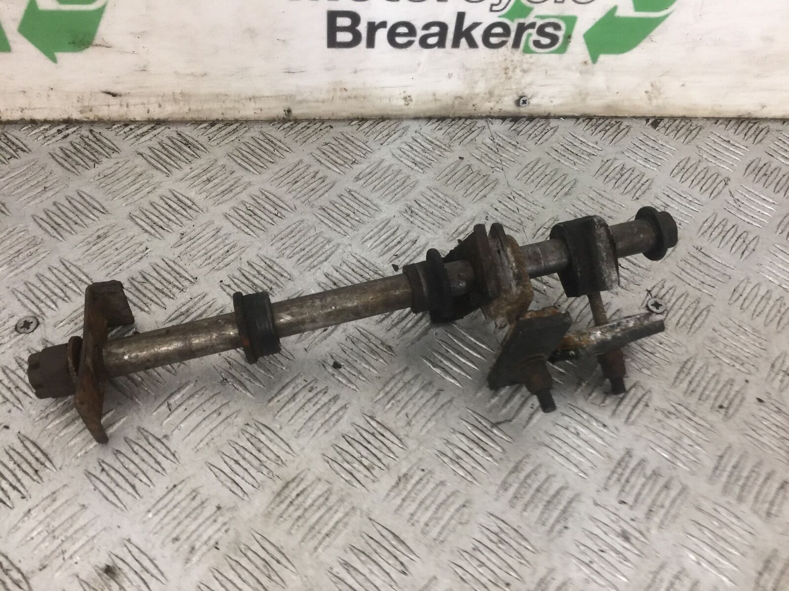 KAWASAKI Z750 Z 750 REAR WHEEL SPINDLE YEAR 2004-2006  (STOCK 871)