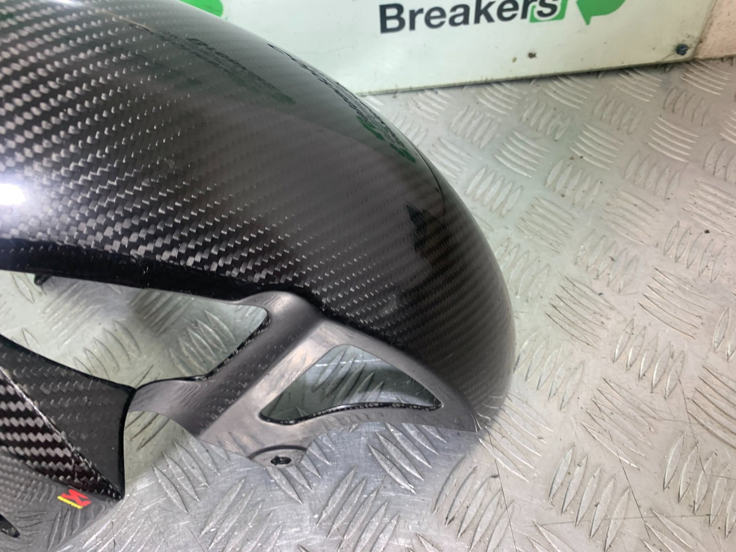 YAMAHA YZF R1 14 B BIG BANG CARBON FRONT MUDGUARD   2009-14 (CMB1175)