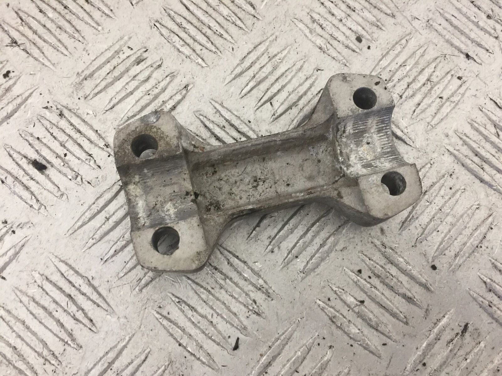 HONDA CB600 CB 600 HORNET HANDLEBAR CLAMP  YEAR 1999-02 (STOCK 865)