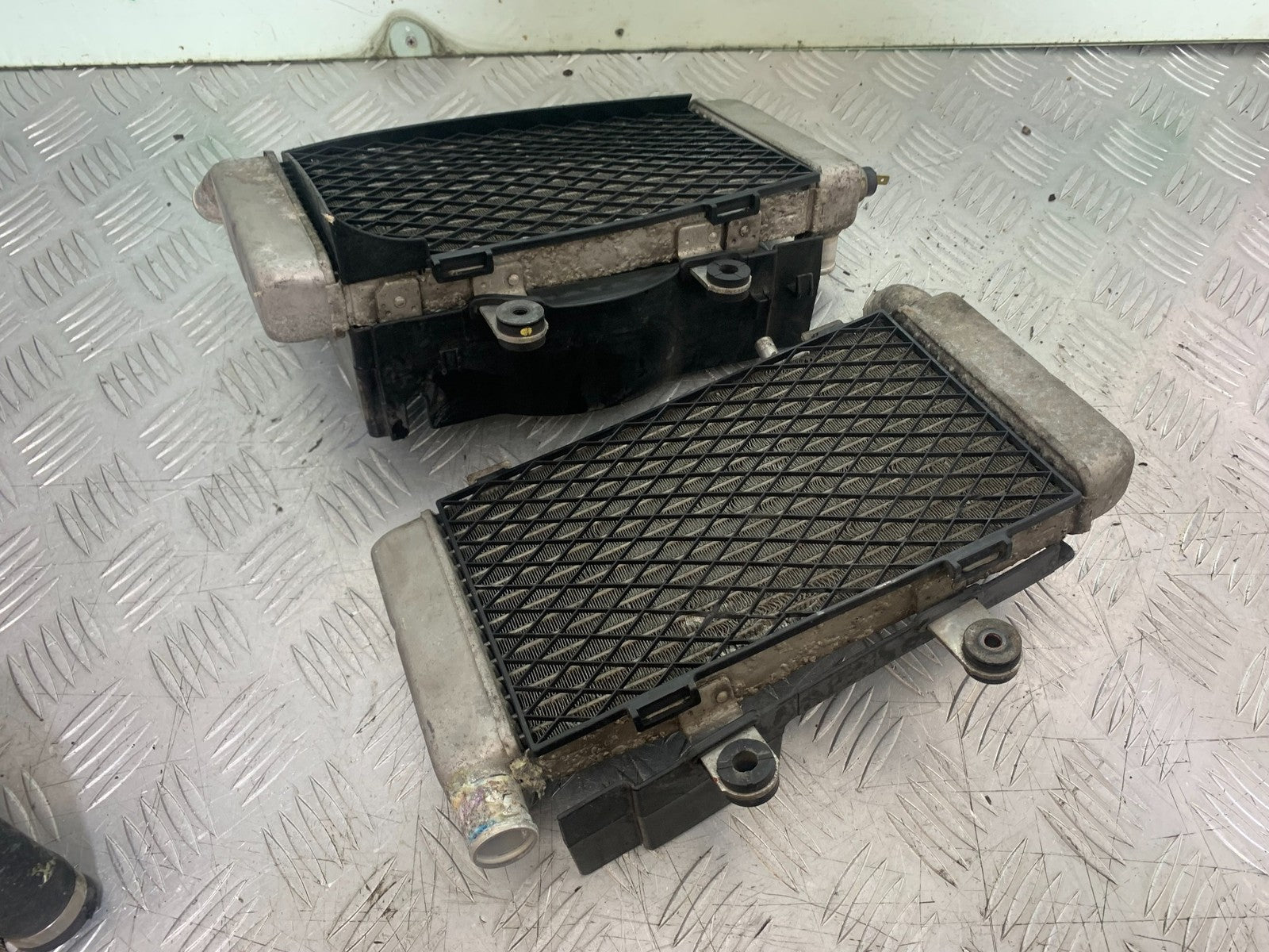 HONDA VFR800 PRE V-TEC LEFT AND RIGHT RADIATORS   YEAR 1998-2001 (CMB1233)