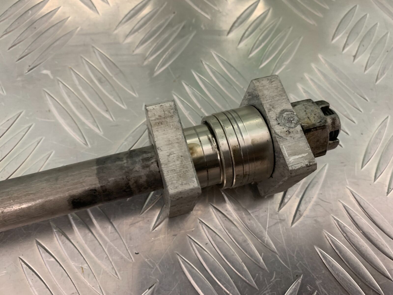 KAWASAKI ZX9R ZX9 C REAR WHEEL SPINDLE  YEAR 1998-99 (STOCK 957)