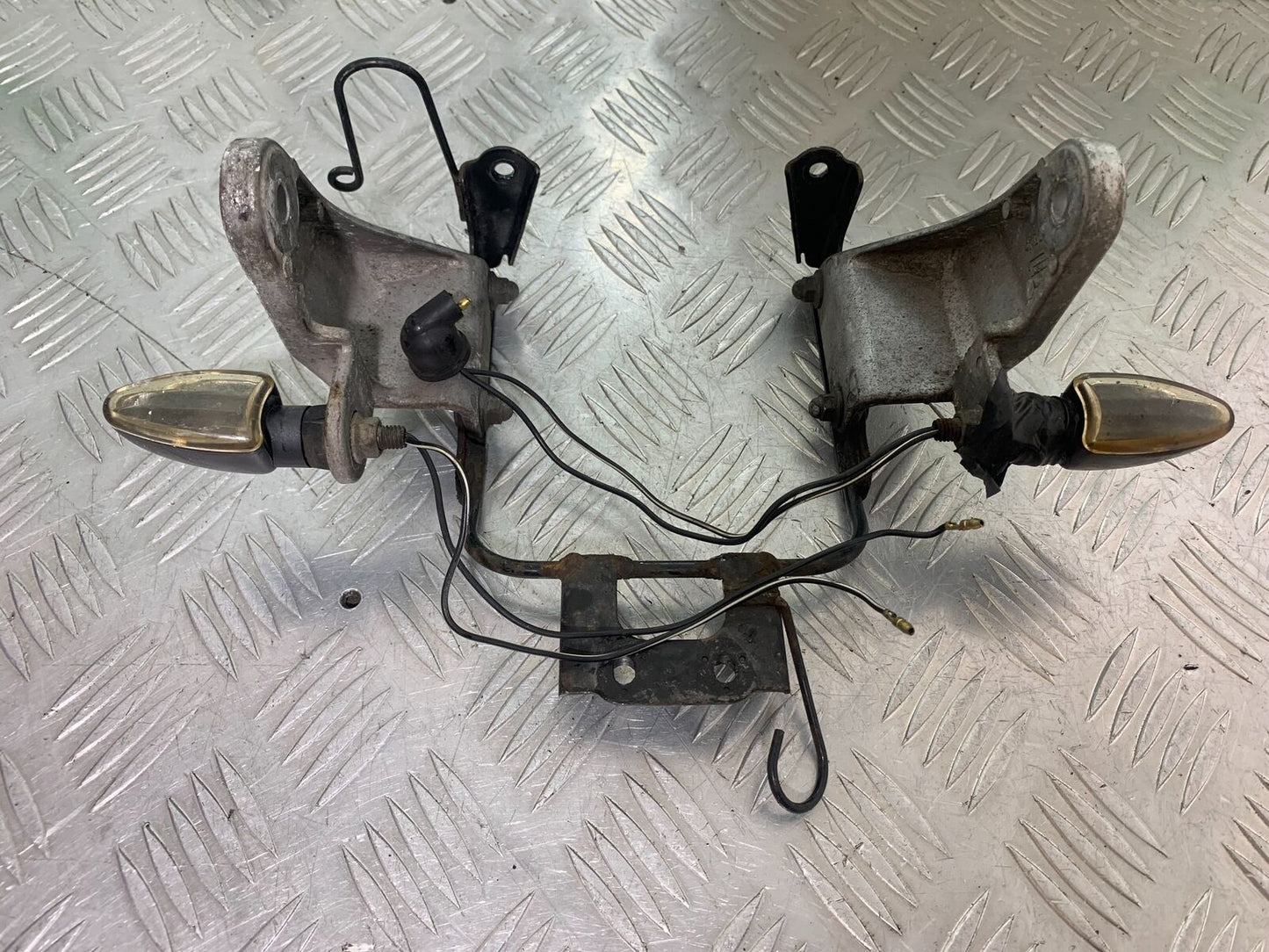 YAMAHA XJR1300 XJR 1300 HEADLIGHT BRACKET   YEAR  1999-2003 (CMB1119)