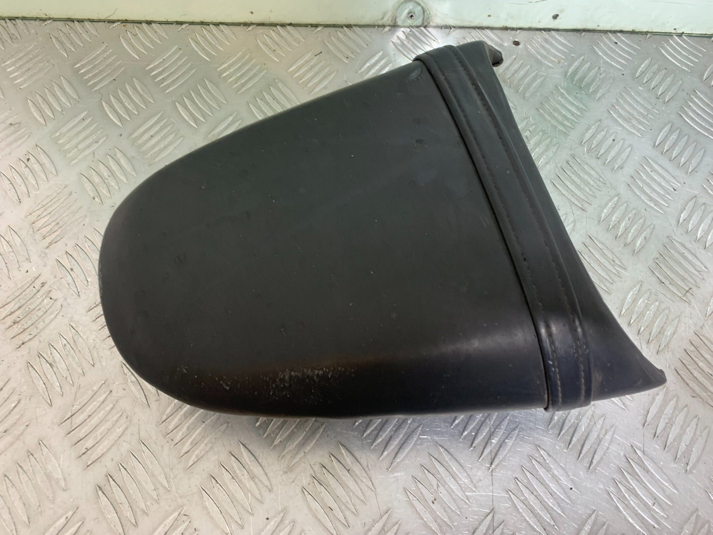 TRIUMPH T509 SPEED TRIPLE REAR SEAT YEAR 1997-1998 (CMB1144)