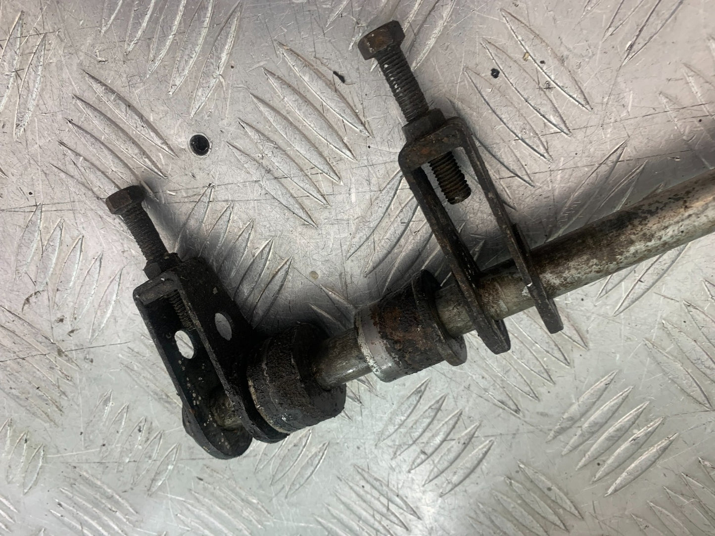 KAWASAKI GPZ600 GPZ 600 REAR WHEEL SPINDLE & ADJUSTERS    YEAR 1988-90 (CMB1258)