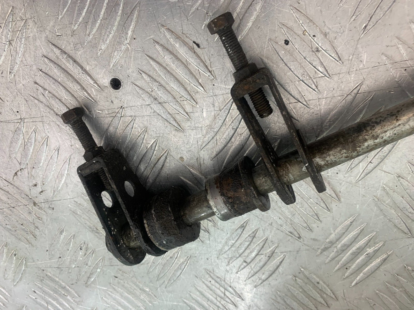 KAWASAKI GPZ600 GPZ 600 REAR WHEEL SPINDLE & ADJUSTERS    YEAR 1988-90 (CMB1258)
