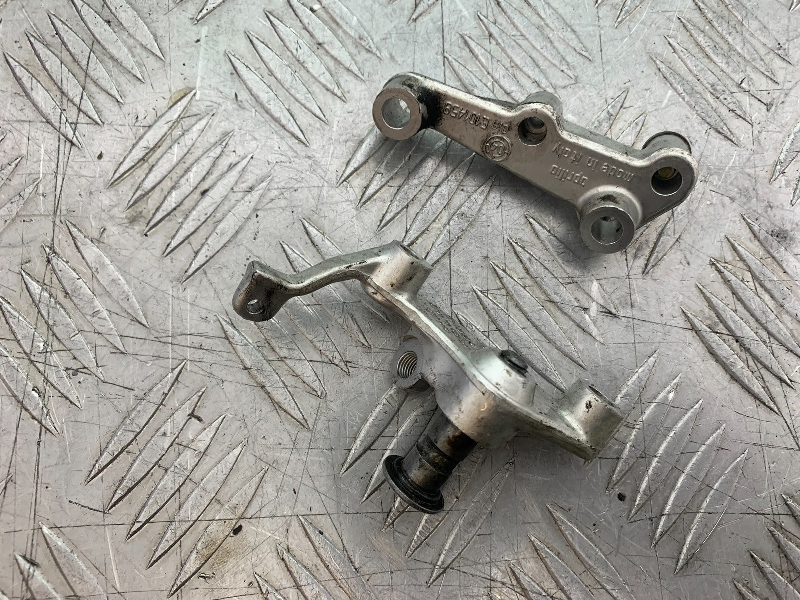 APRILIA RSV1000 R FACTORY MILLE LEFT & RIGHT FRAME MOUNTS   2004-09 (CMB1203)
