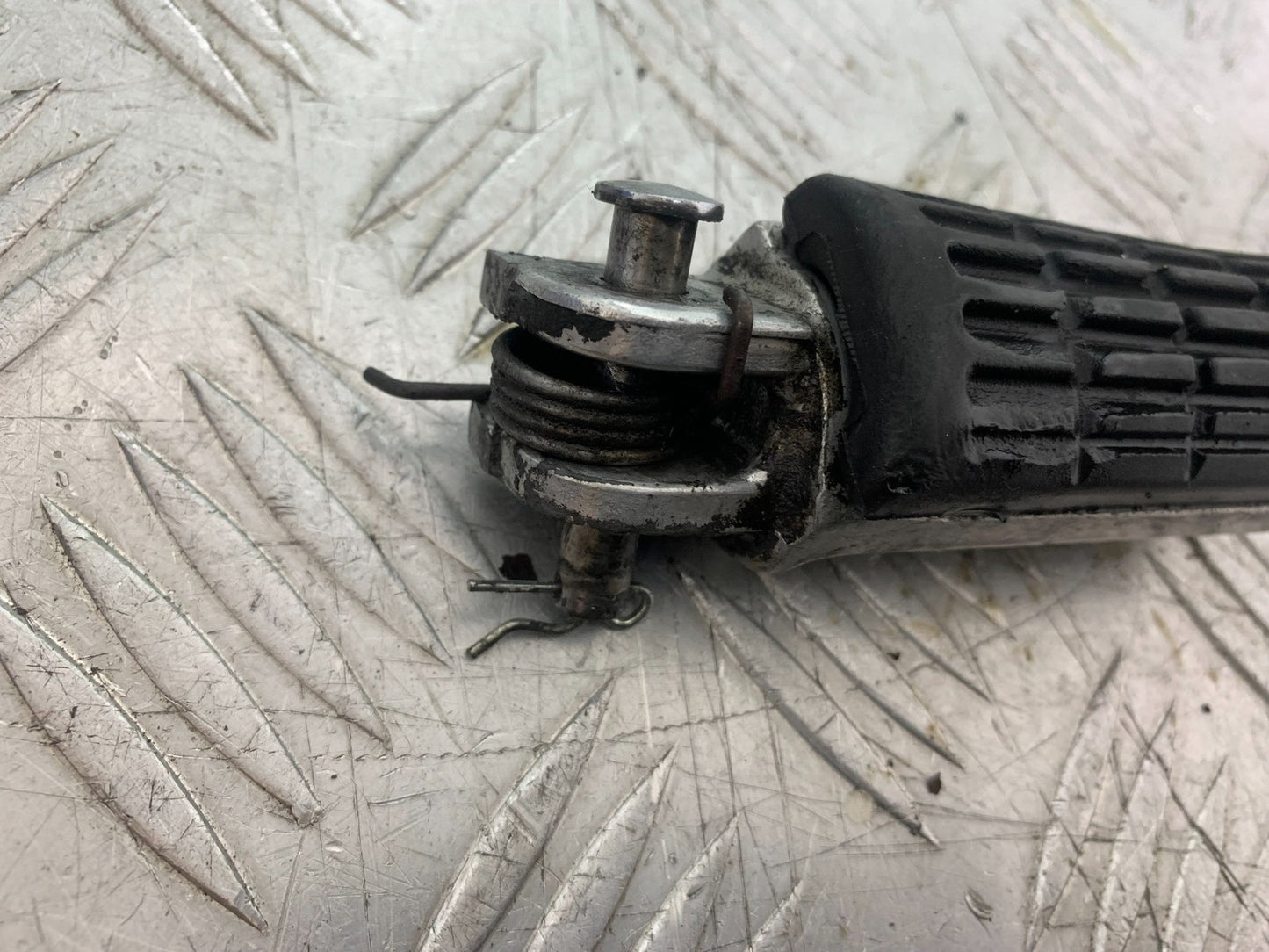 HONDA NTV 600 REVERE FRONT RIGHT FOOT PEG YEAR 1988-1996  (CMB1281)