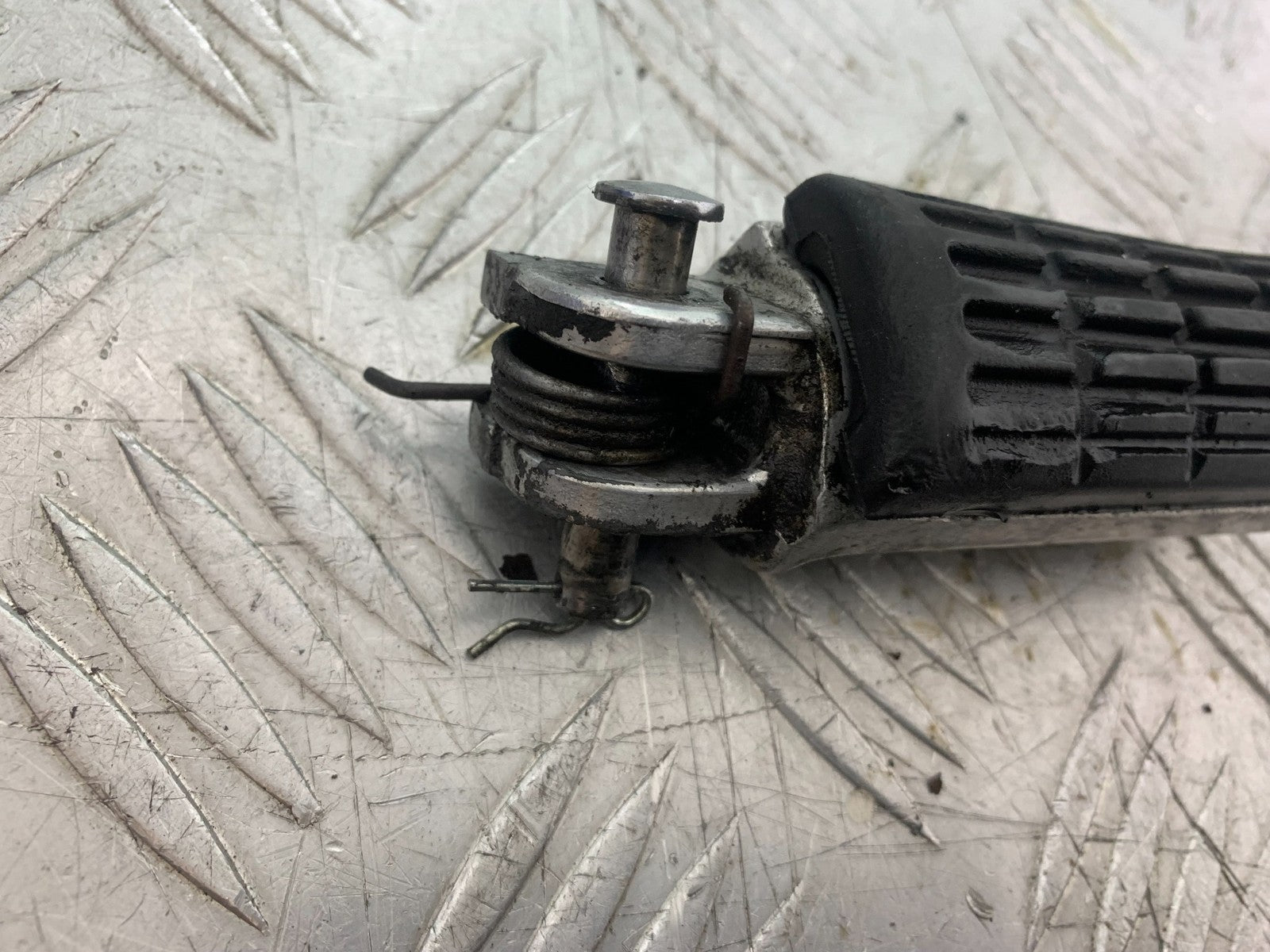 HONDA NTV 600 REVERE FRONT RIGHT FOOT PEG YEAR 1988-1996  (CMB1281)