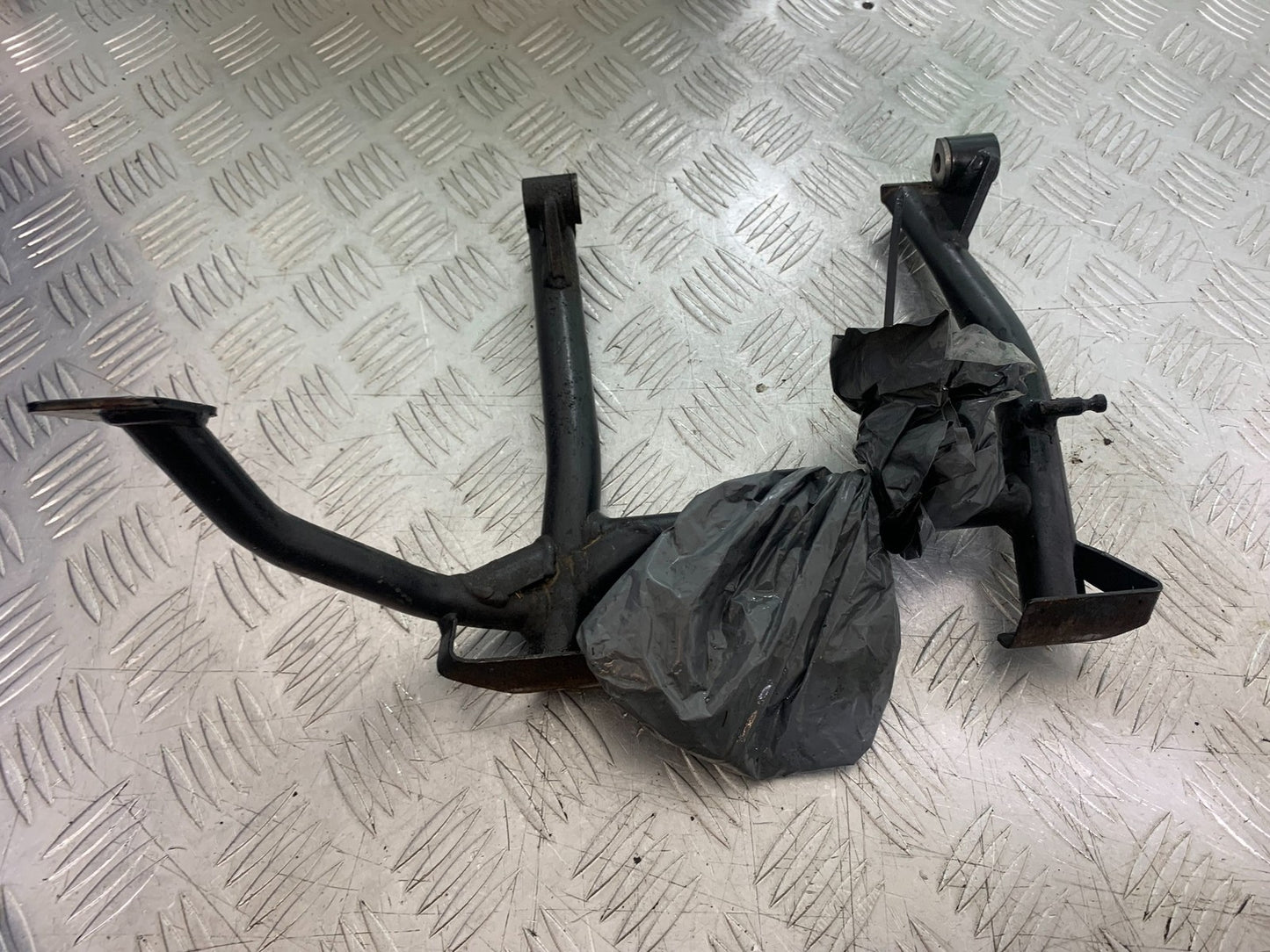 TRIUMPH 1050 SPRINT GT CENTER STAND & FIXINGS  YEAR 2010-2016 (CMB1250)