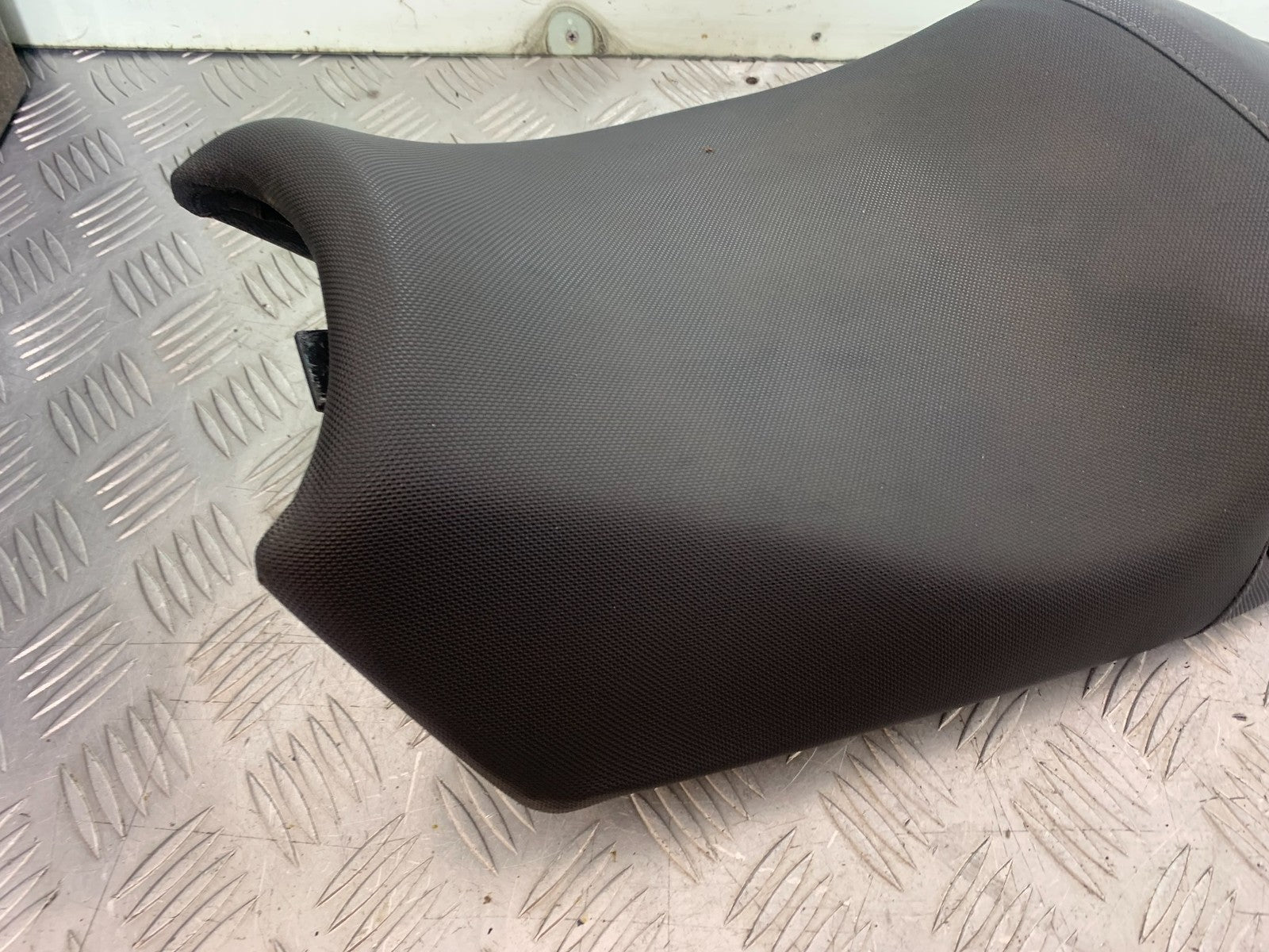 TRIUMPH 1050 SPRINT ST SEAT  2004-2007 (CMB1197)